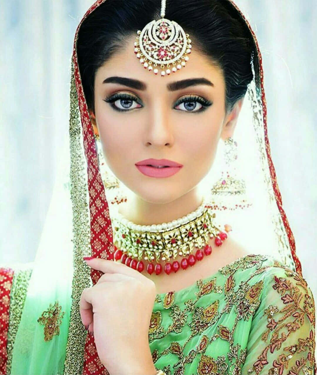 Cô gái Pakistan Noor Khan trong váy xanh Hình nền