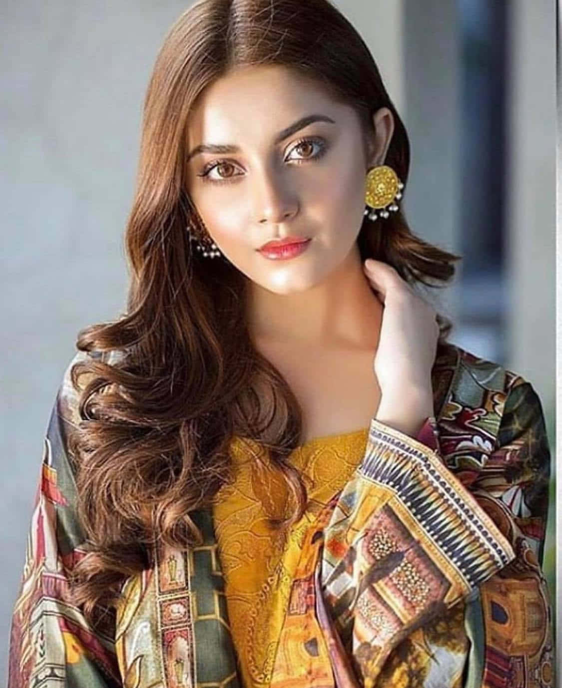 Cô gái Pakistan xinh đẹp tạo dáng trong trang phục truyền thống Hình nền