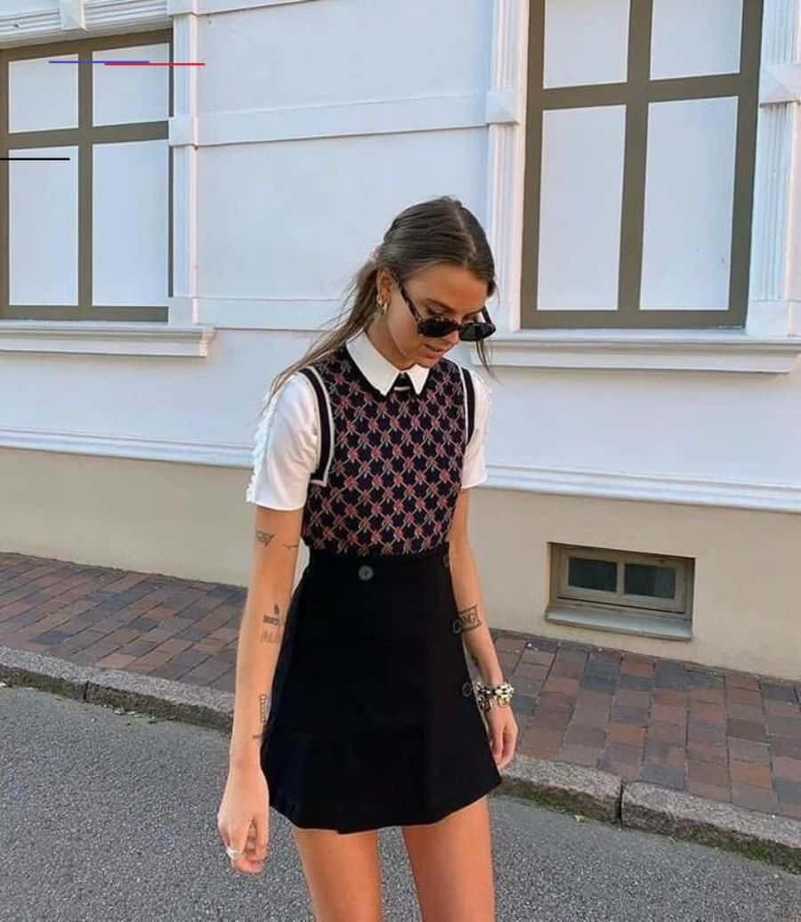 Cô gái trẻ suy tư về cuộc sống khi nhìn ra chân trời xa. Hình nền