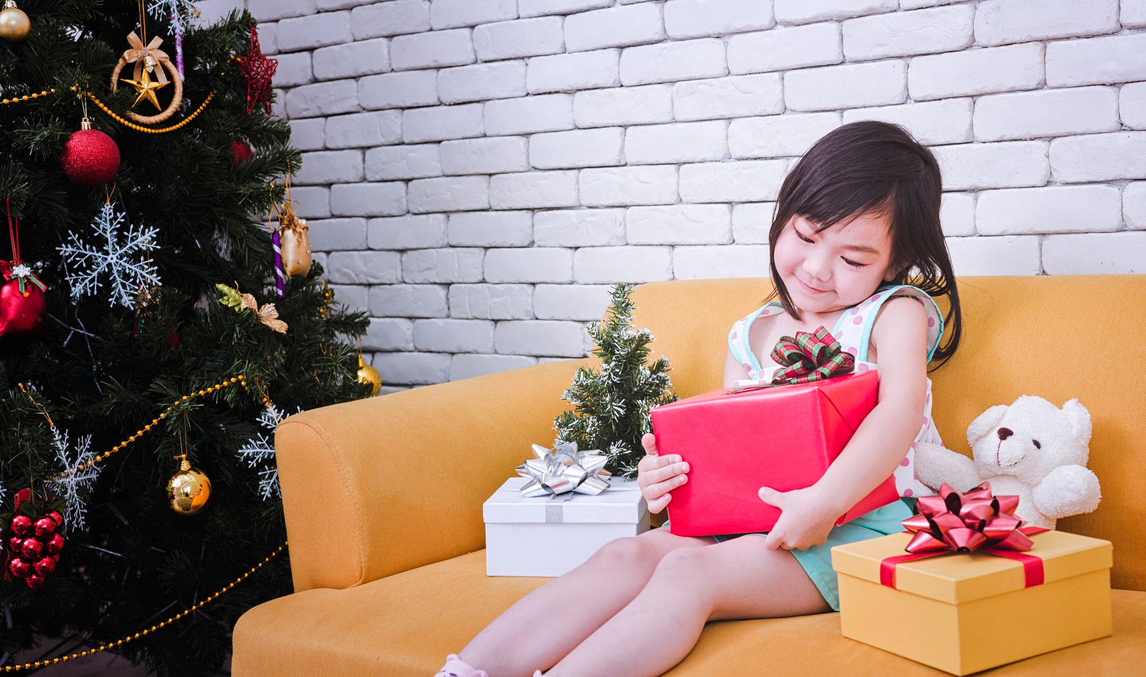 Cô Gái Với Món Quà Giáng Sinh Hình nền