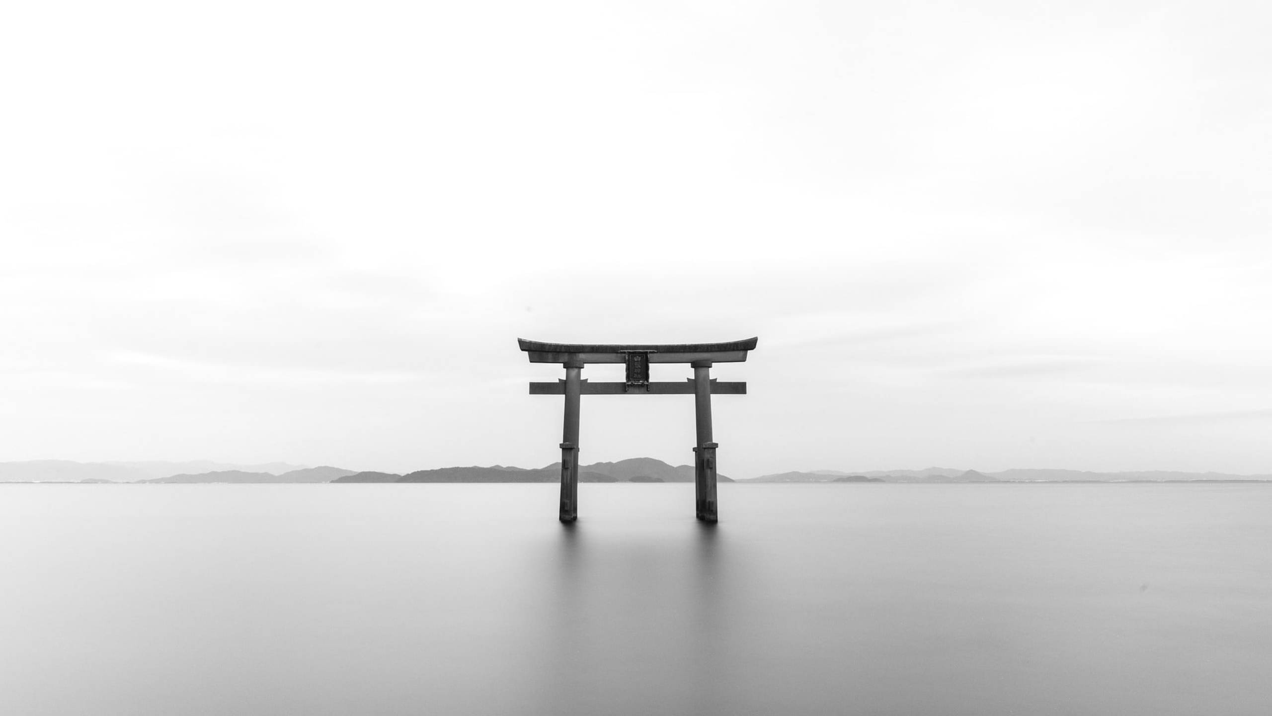 Cổng Torii Hùng Vĩ ở Nhật Bản trong Ảnh Đen Trắng Hình nền