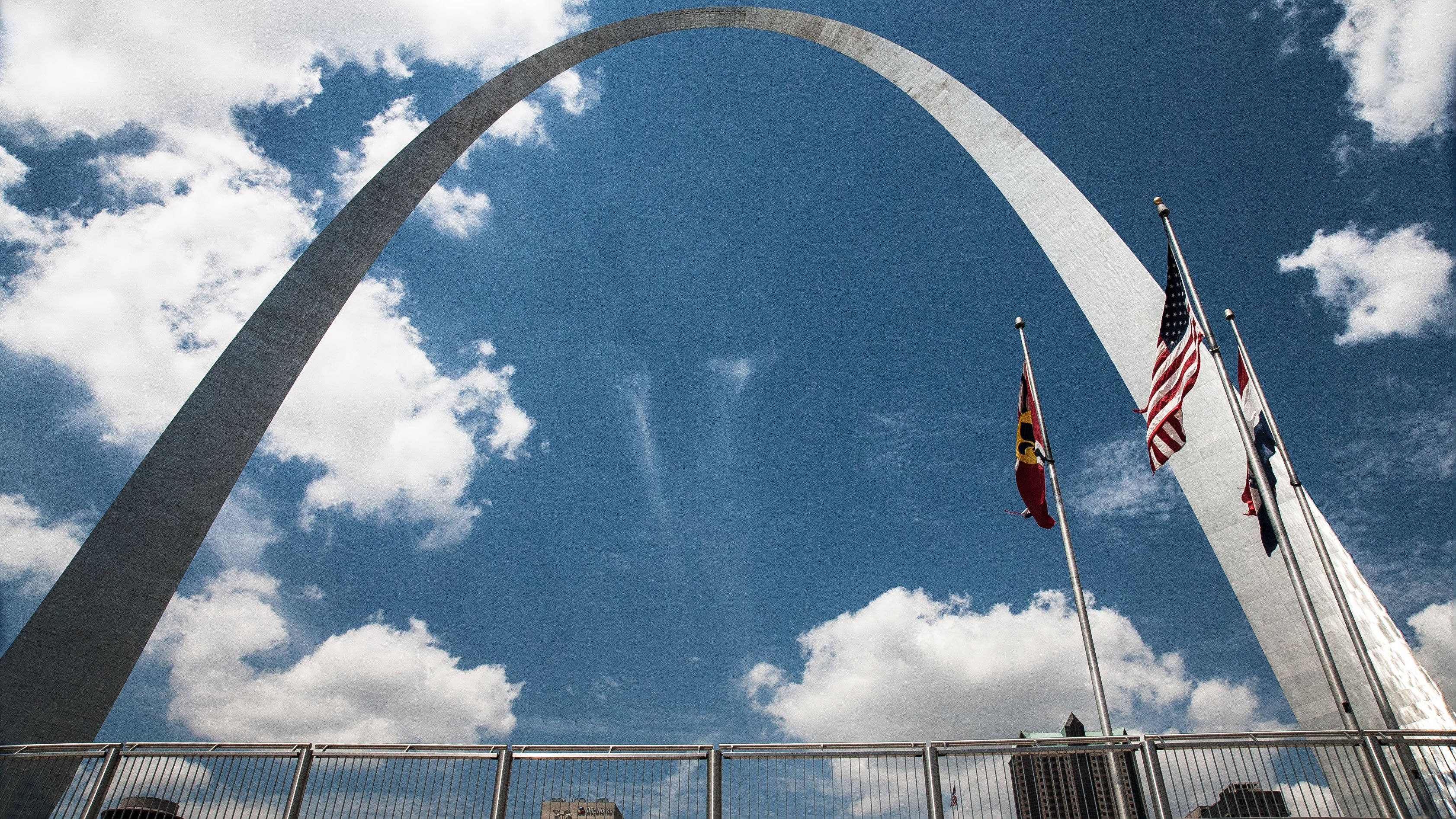 Cổng Vòm St. Louis với Cờ Mỹ Hình nền