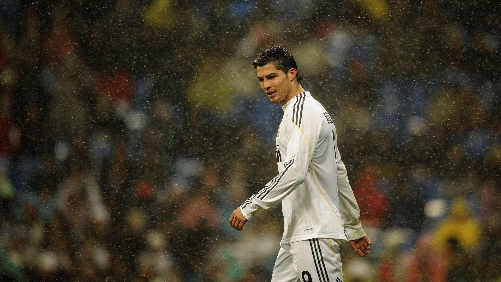 CR7 HD Trận Bóng Đá Dưới Mưa Hình nền