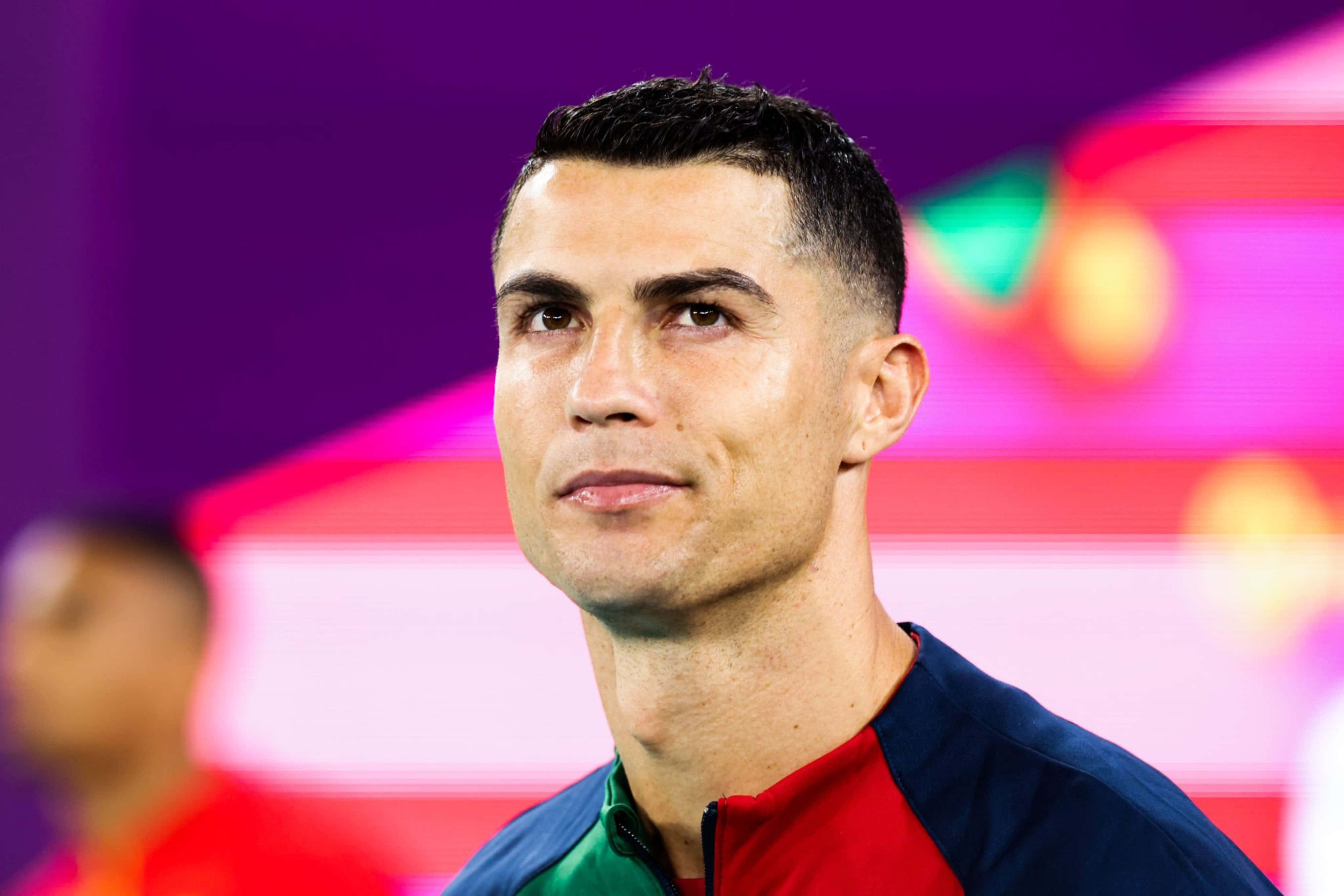 Cristiano Ronaldo Theo Đuổi Giấc Mơ Trong & Ngoài Sân Cỏ Hình nền