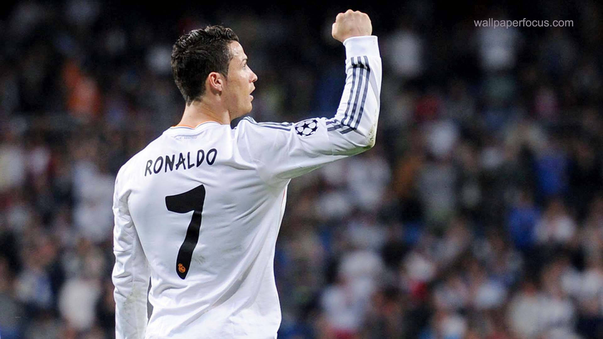 Hình nền Cristiano Ronaldo nắm chặt tay.