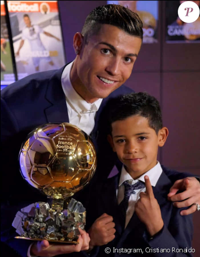 Cristiano Ronaldo với Quả bóng Vàng và Đứa trẻ Hình nền