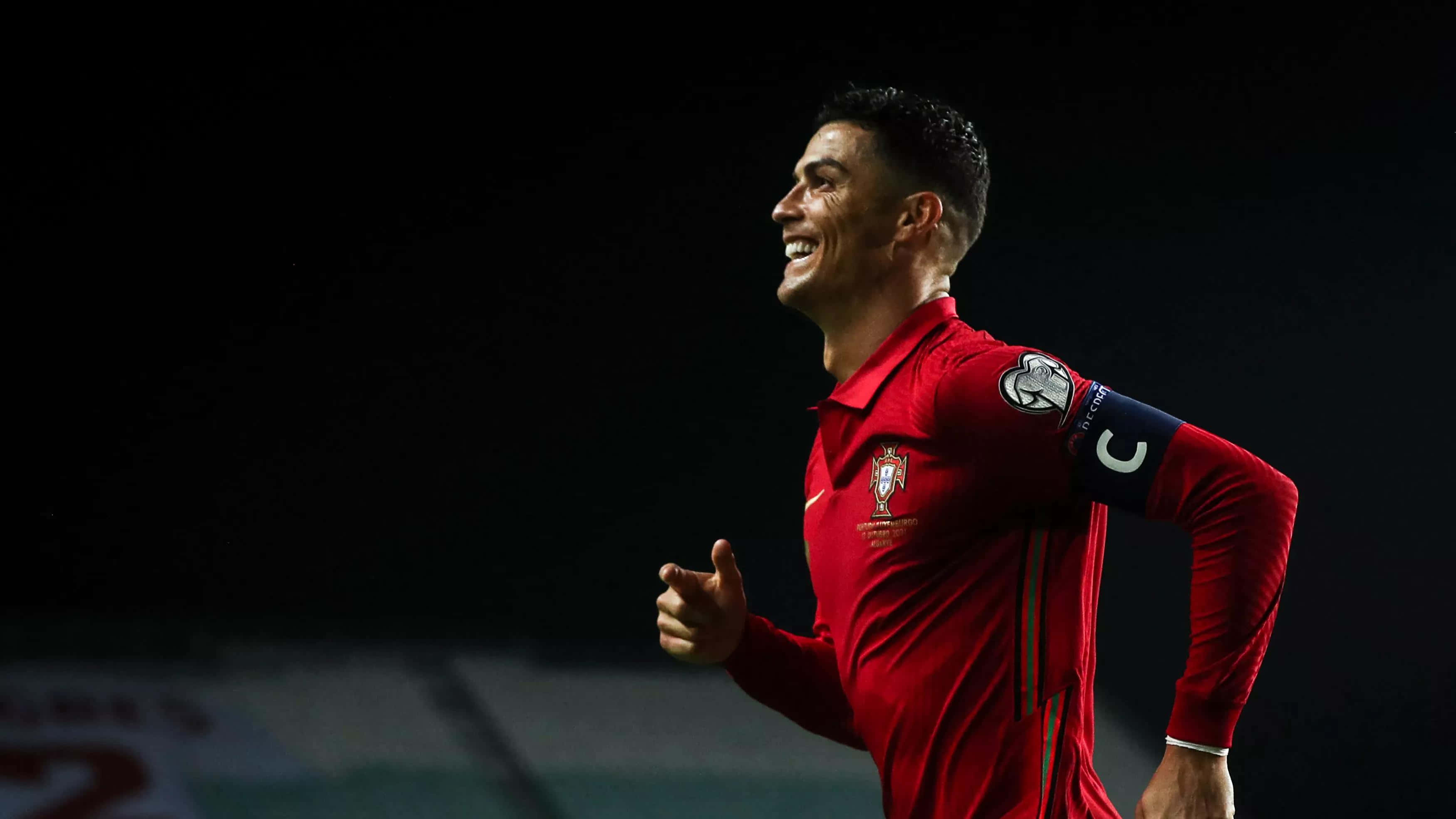 Cristiano Ronaldo chạy trên sân bóng Hình nền