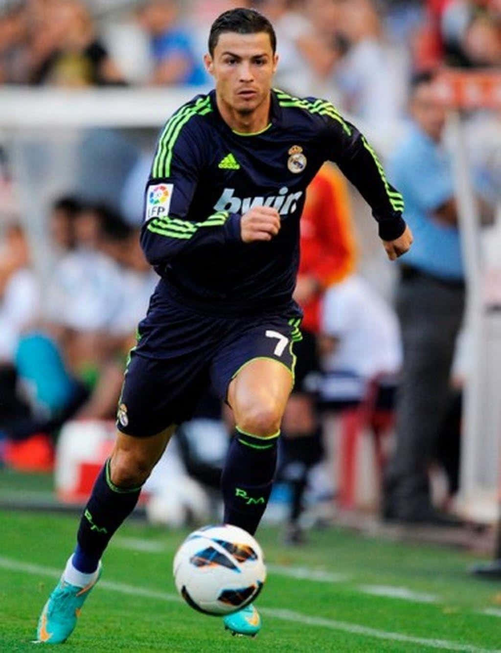 Cristiano Ronaldo kiểm soát trận đấu. Hình nền