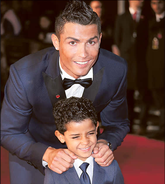 Cristiano Ronaldo mỉm cười cùng em nhỏ tại sự kiện Hình nền
