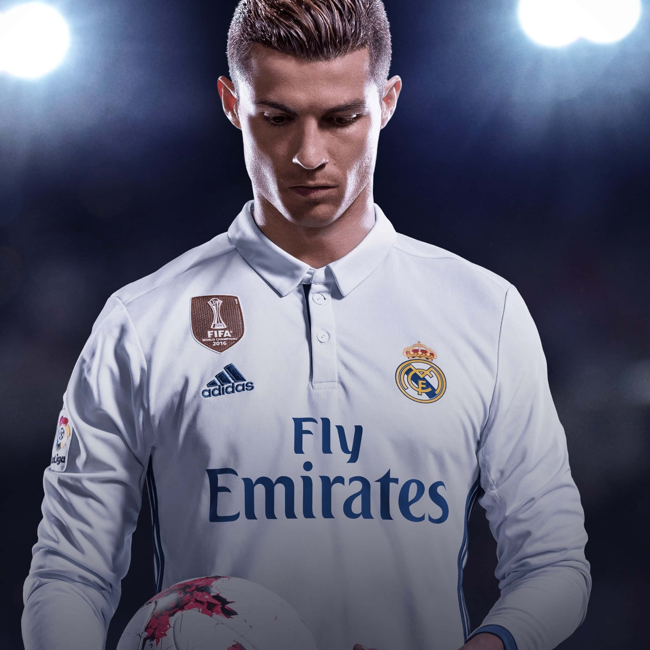 Cristiano Ronaldo tạo dáng trên sân cỏ Hình nền
