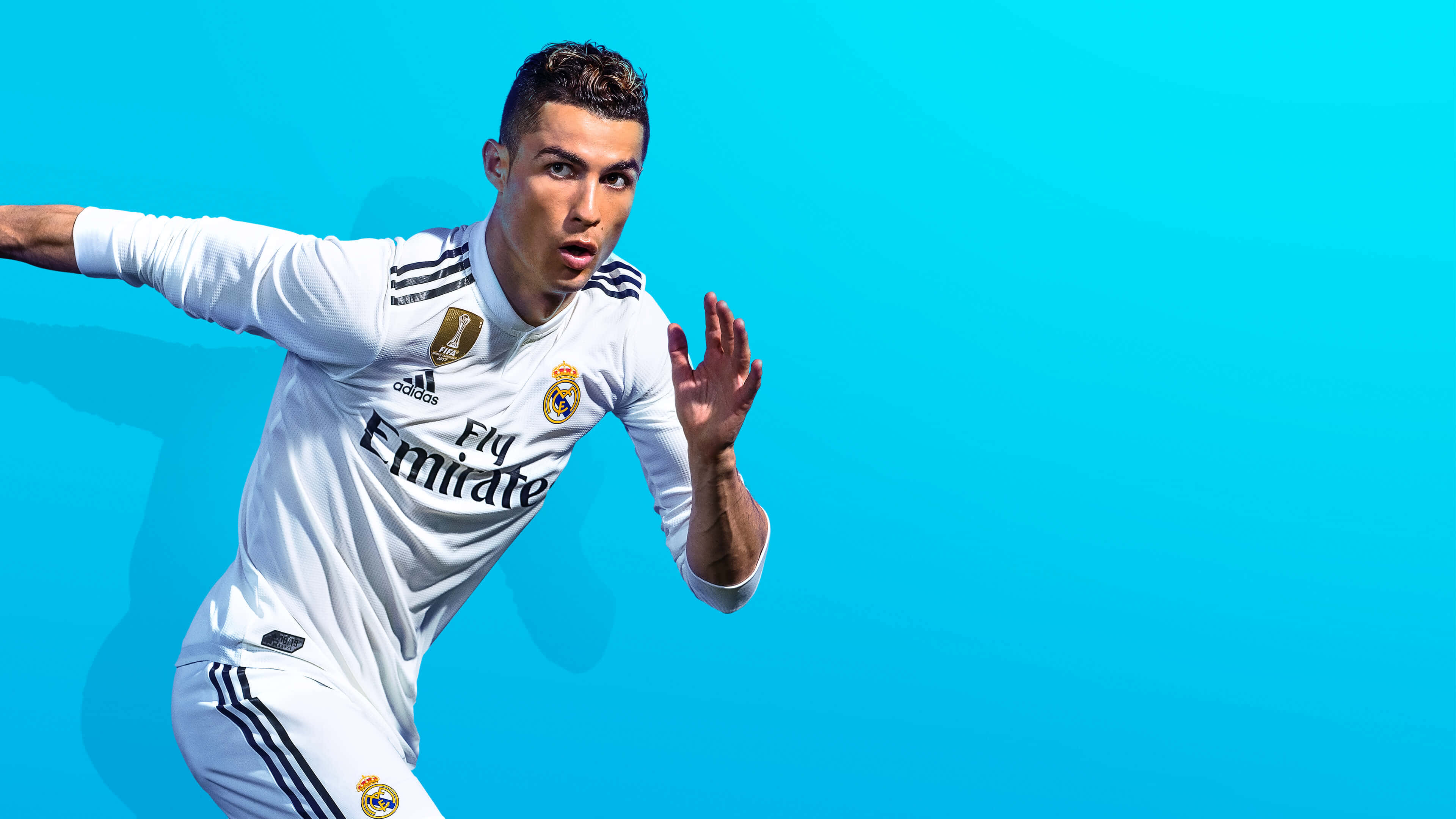 Cristiano Ronaldo tạo dáng trên sân cỏ Hình nền
