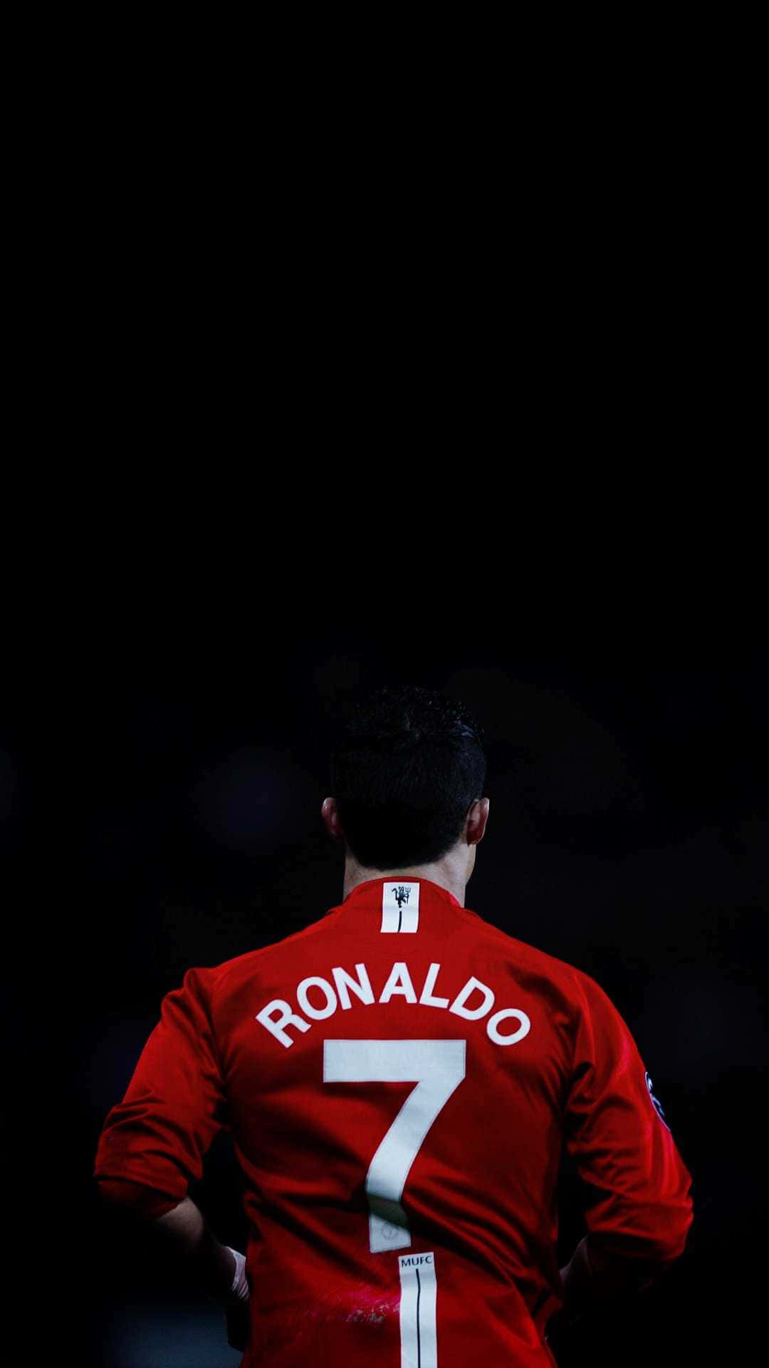 Cristiano Ronaldo tung cú sút mạnh mẽ trên sân cỏ Hình nền