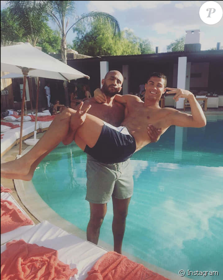 Cristiano Ronaldo Vui Đùa Bên Hồ Bơi Hình nền