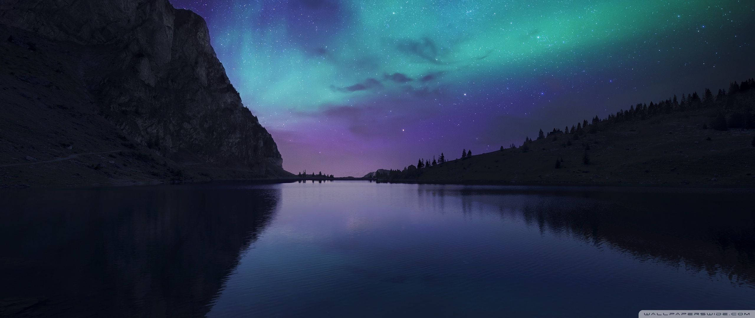 Cực quang Borealis thắp sáng bầu trời mùa đông tối tăm Hình nền