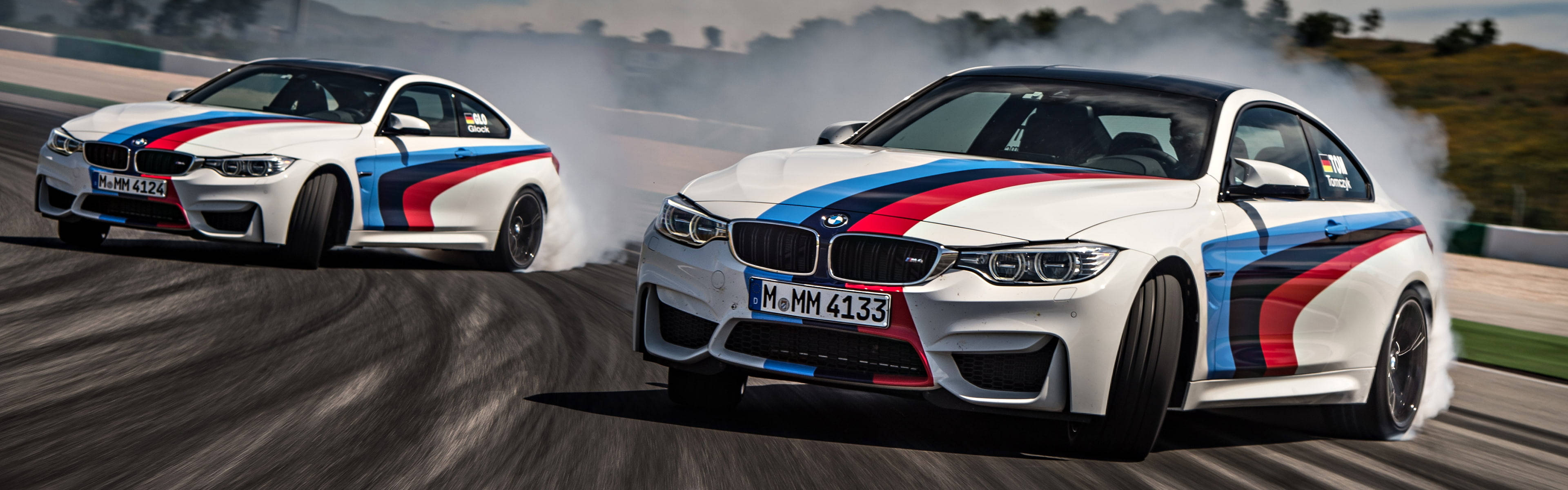 Cuộc đua kịch tính của xe drift BMW M4 trên đường đua Hình nền