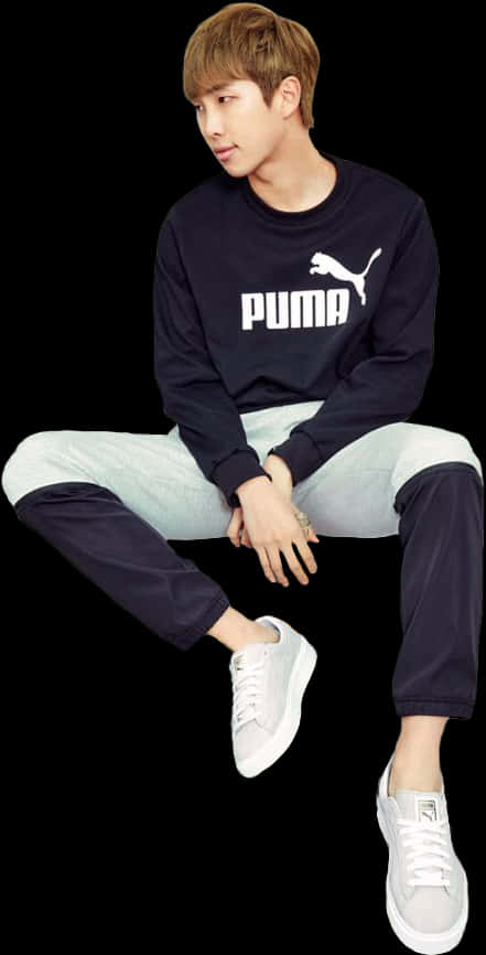 Dáng Ngồi Thoải Mái Với Áo Puma Hình nền