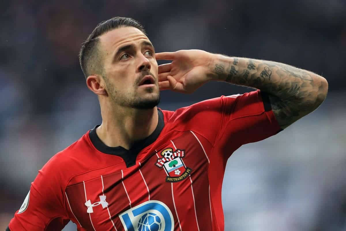Danny Ings áp tay lên tai Hình nền