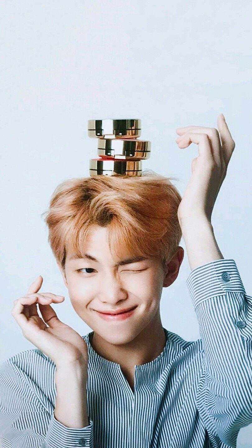 Dễ thương BTS RM với những chiếc phấn nén trên đầu Hình nền