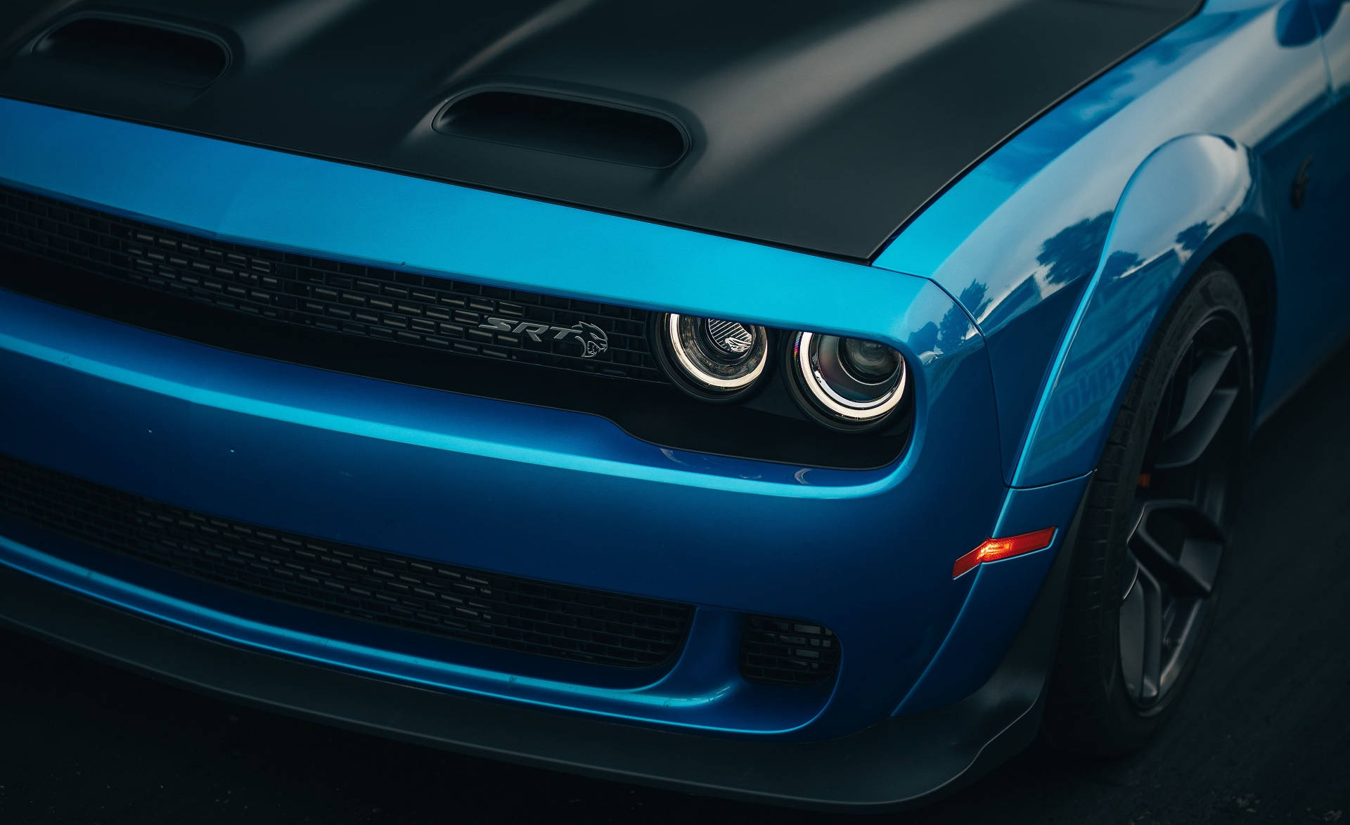 Đèn pha tắt Dodge Challenger màu xanh
