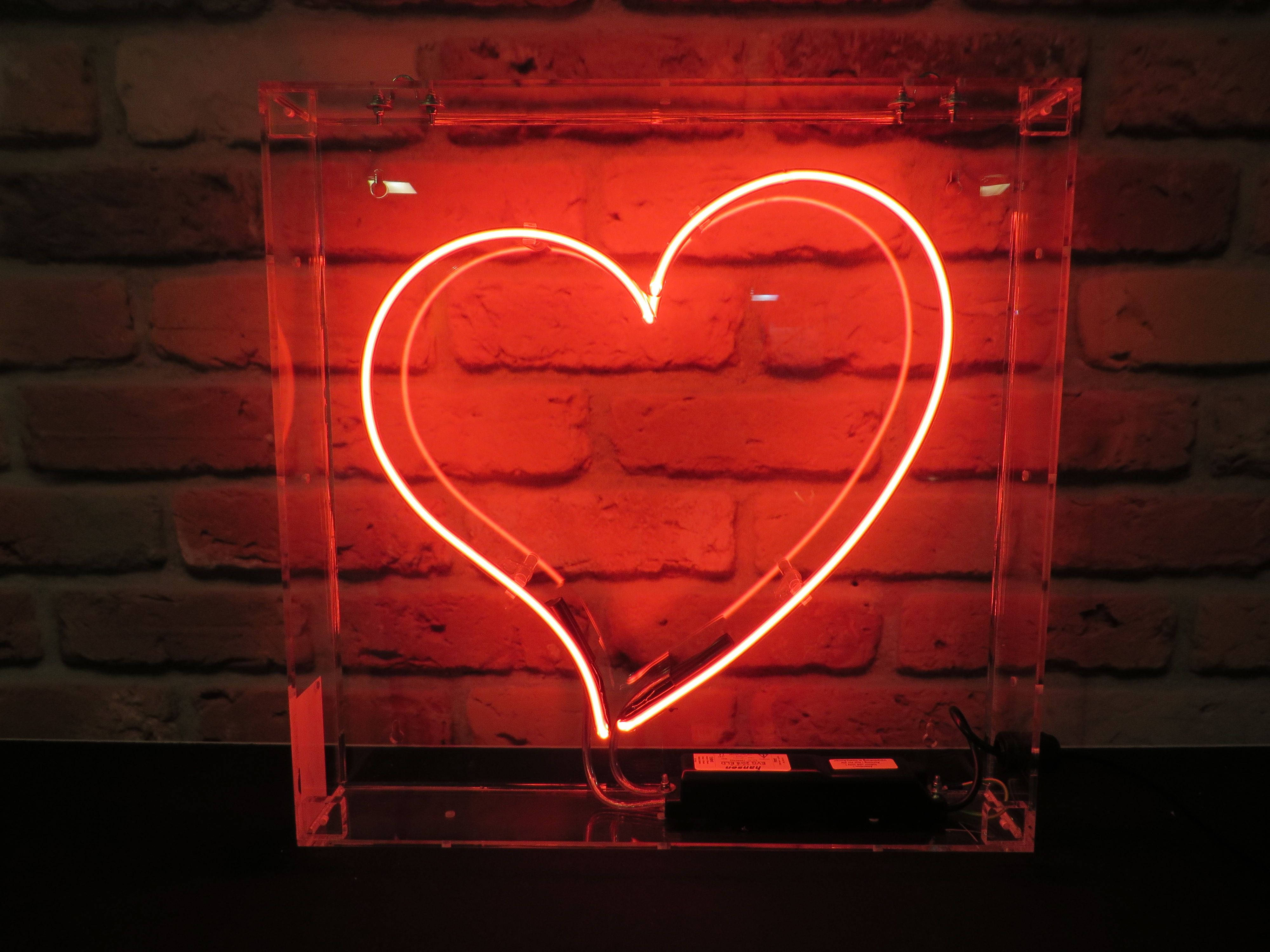 Đèn trái tim neon đỏ thẩm mỹ Hình nền