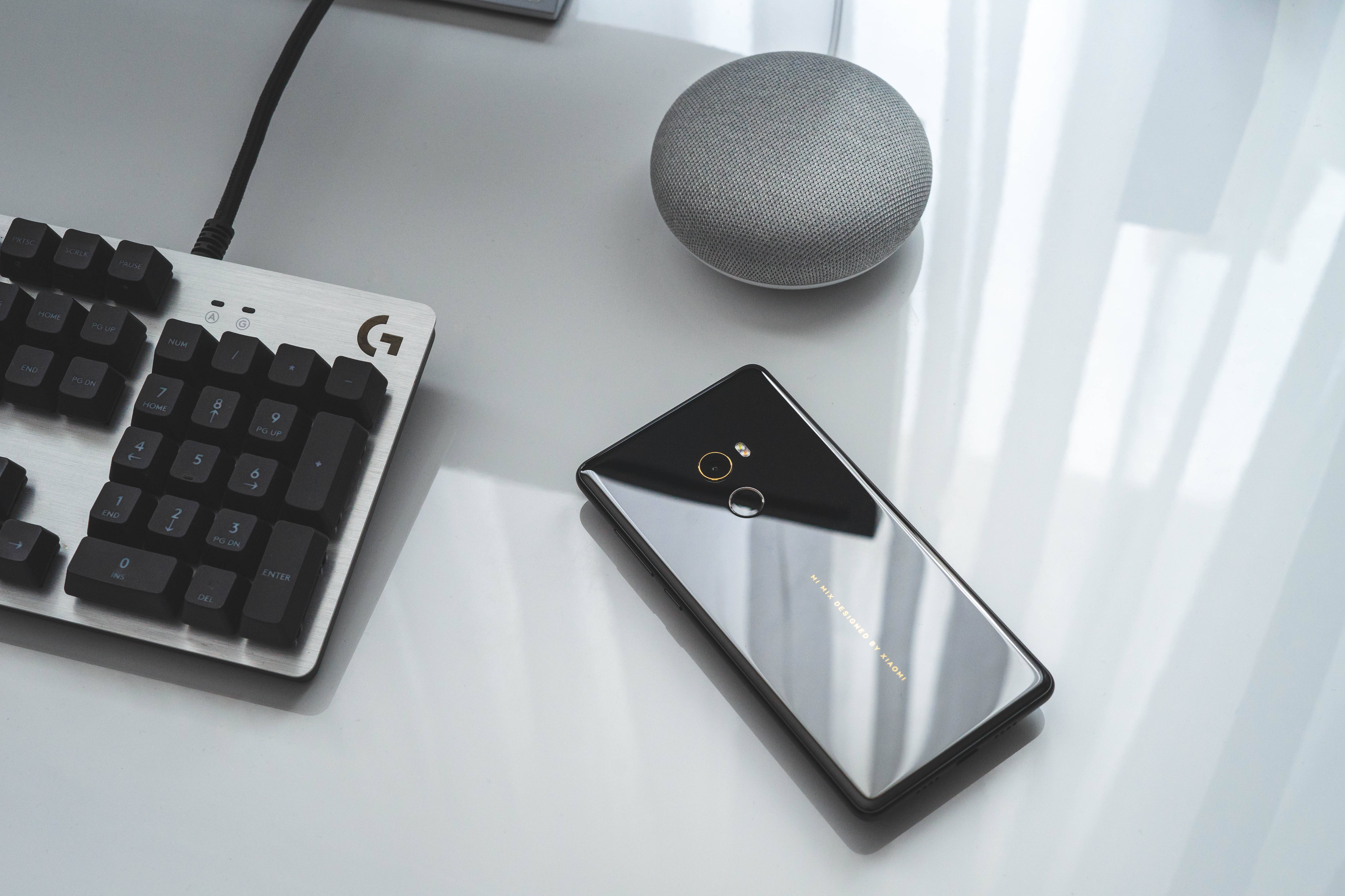 Điện thoại Xiaomi trên bàn Hình nền