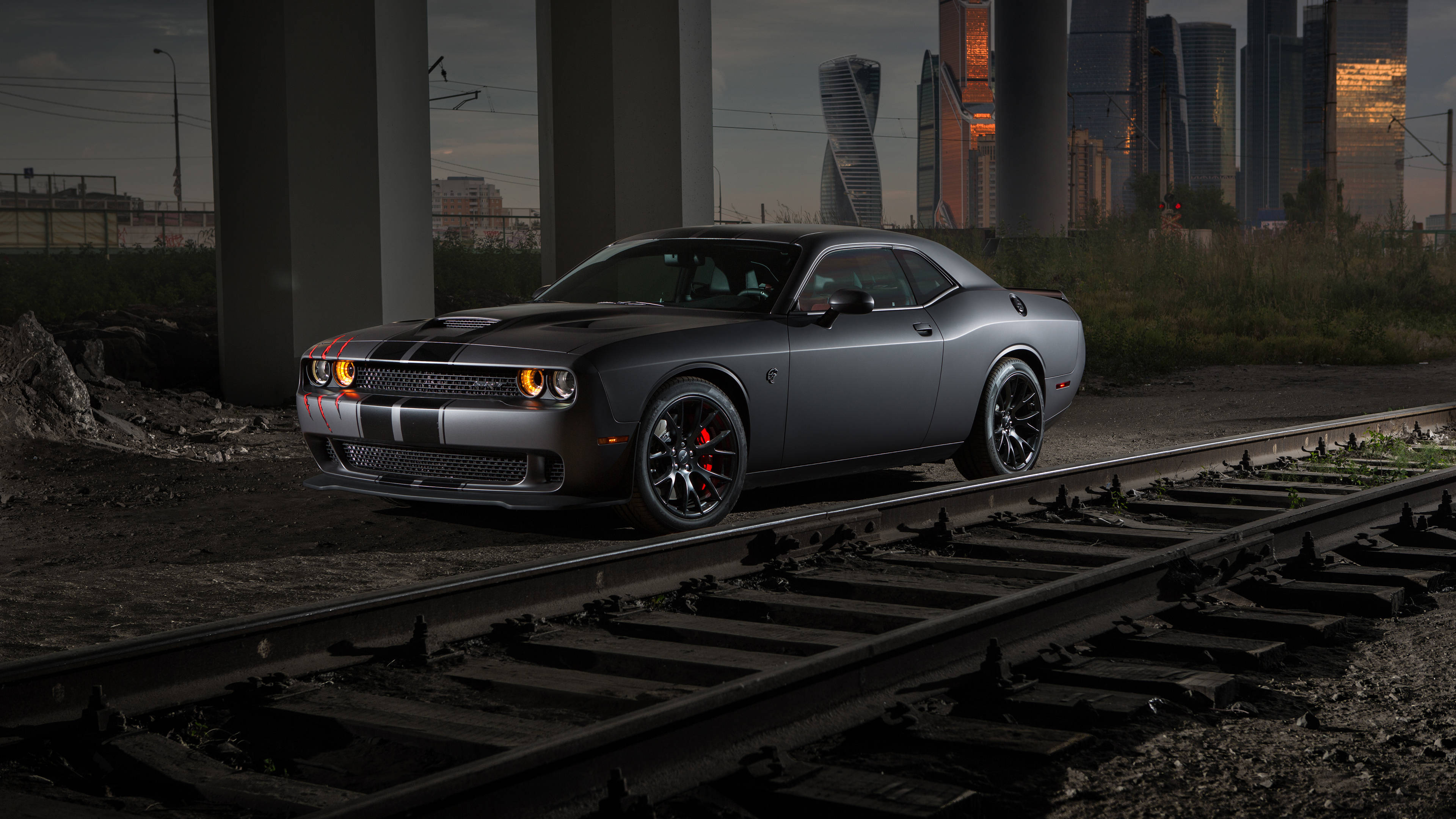 Dodge Challenger Demon 4K hùng vĩ bên đường ray Hình nền