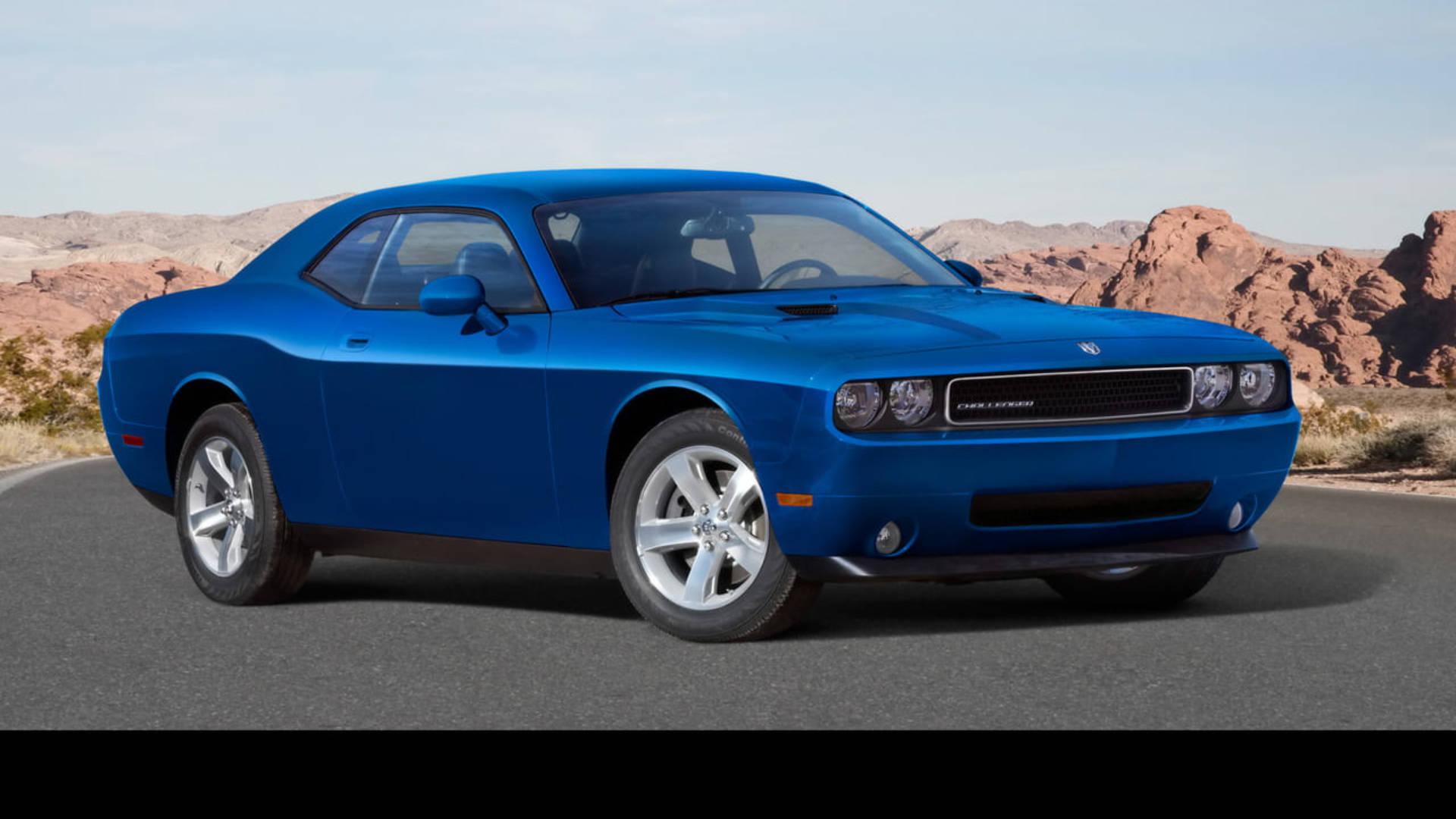 Dodge Challenger xanh mạnh mẽ trong tư thế năng động Hình nền