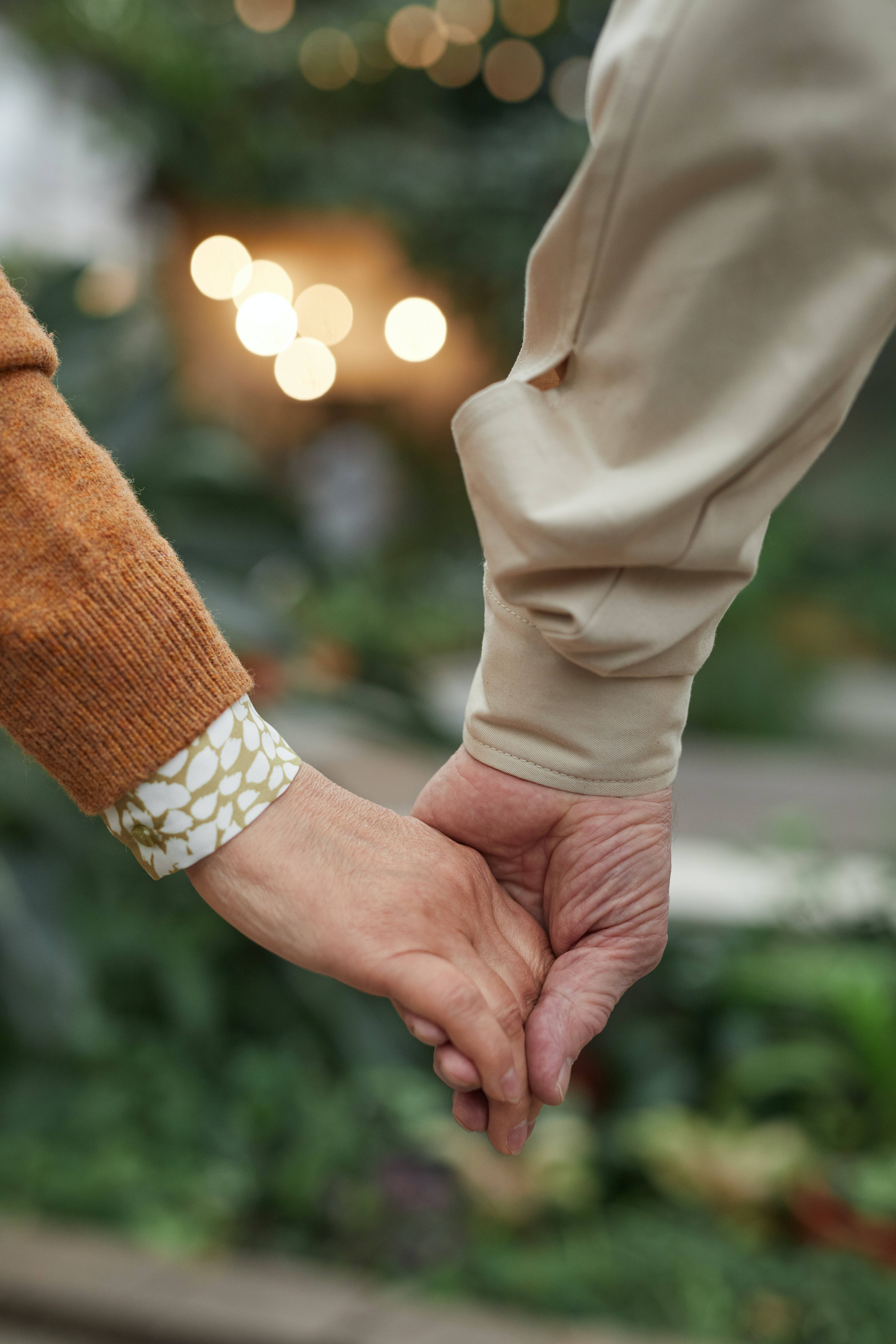 Đôi tình nhân nắm tay Hình nền