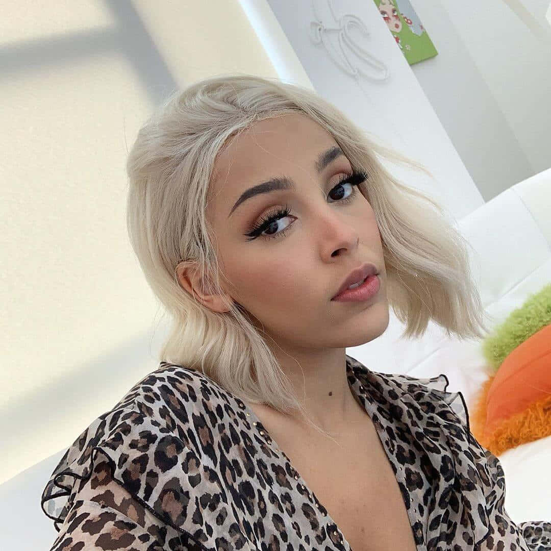 Doja Cat khoe vẻ đẹp với phấn mắt lấp lánh và nụ cười rạng rỡ. Hình nền