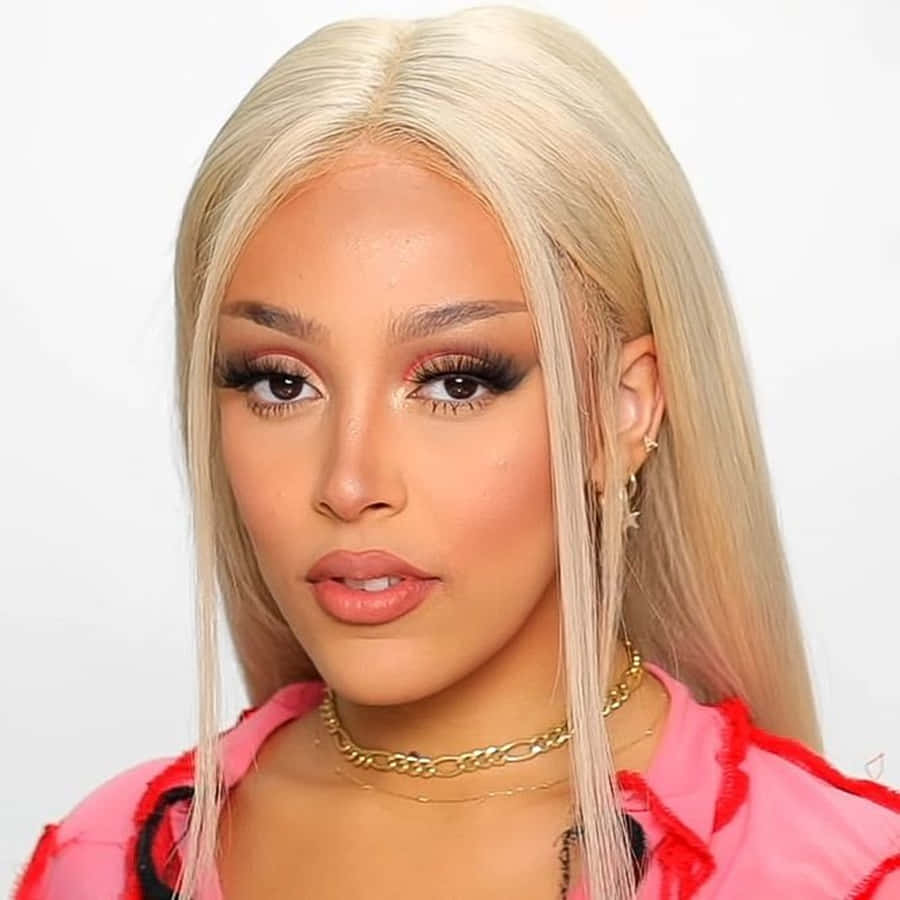 "Doja Cat mang phong cách đặc trưng của mình lên sân khấu trong màn trình diễn rực rỡ." Hình nền