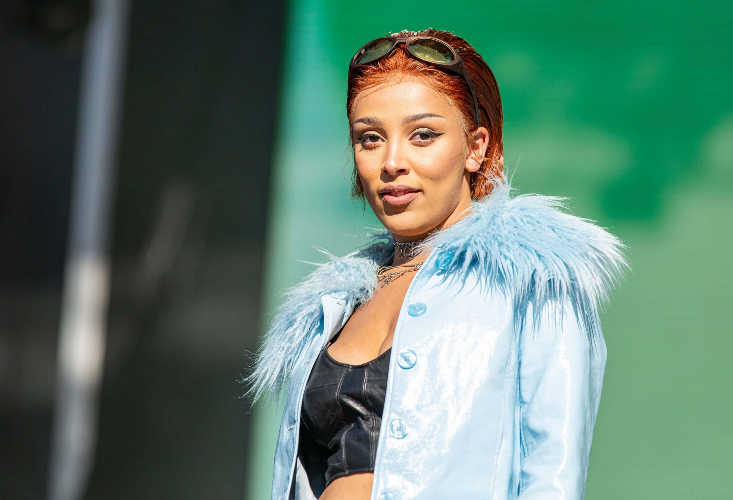 Doja Cat tạo dáng trong bộ trang phục da và cao su Hình nền