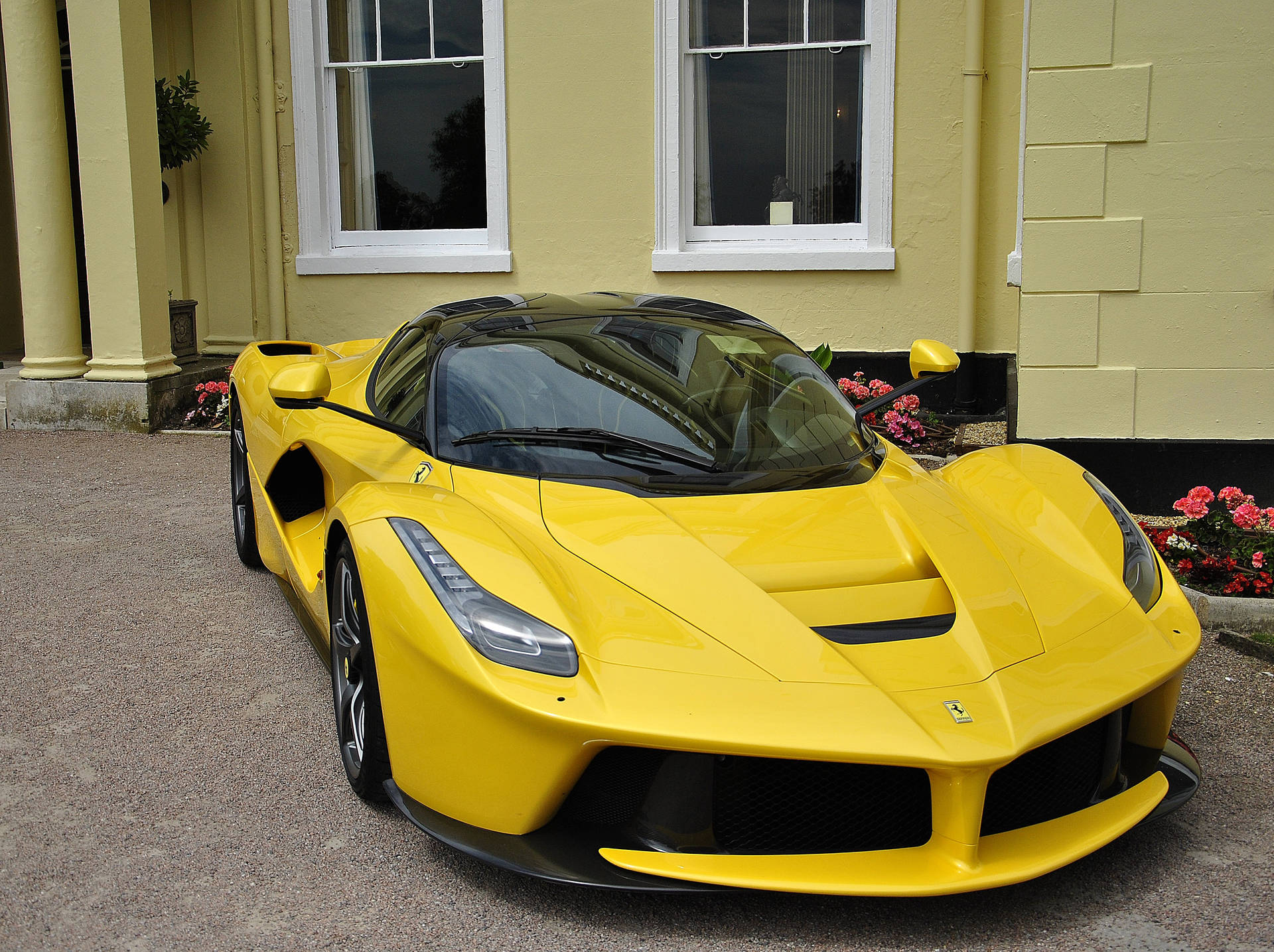 Hình nền mẫu siêu xe LaFerrari màu vàng đỗ.