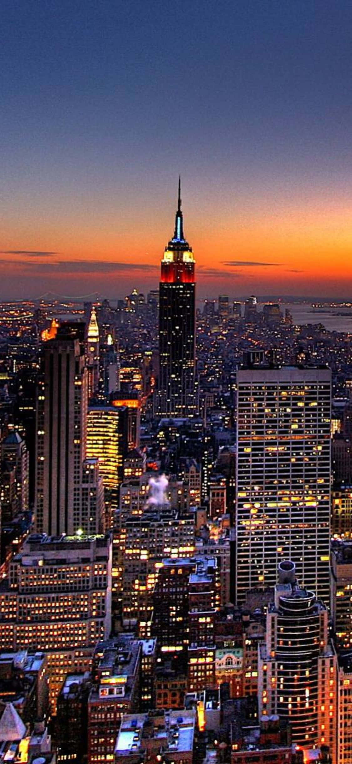 Đường chân trời New York lấp lánh với hình bóng của một chiếc iPhone X Hình nền