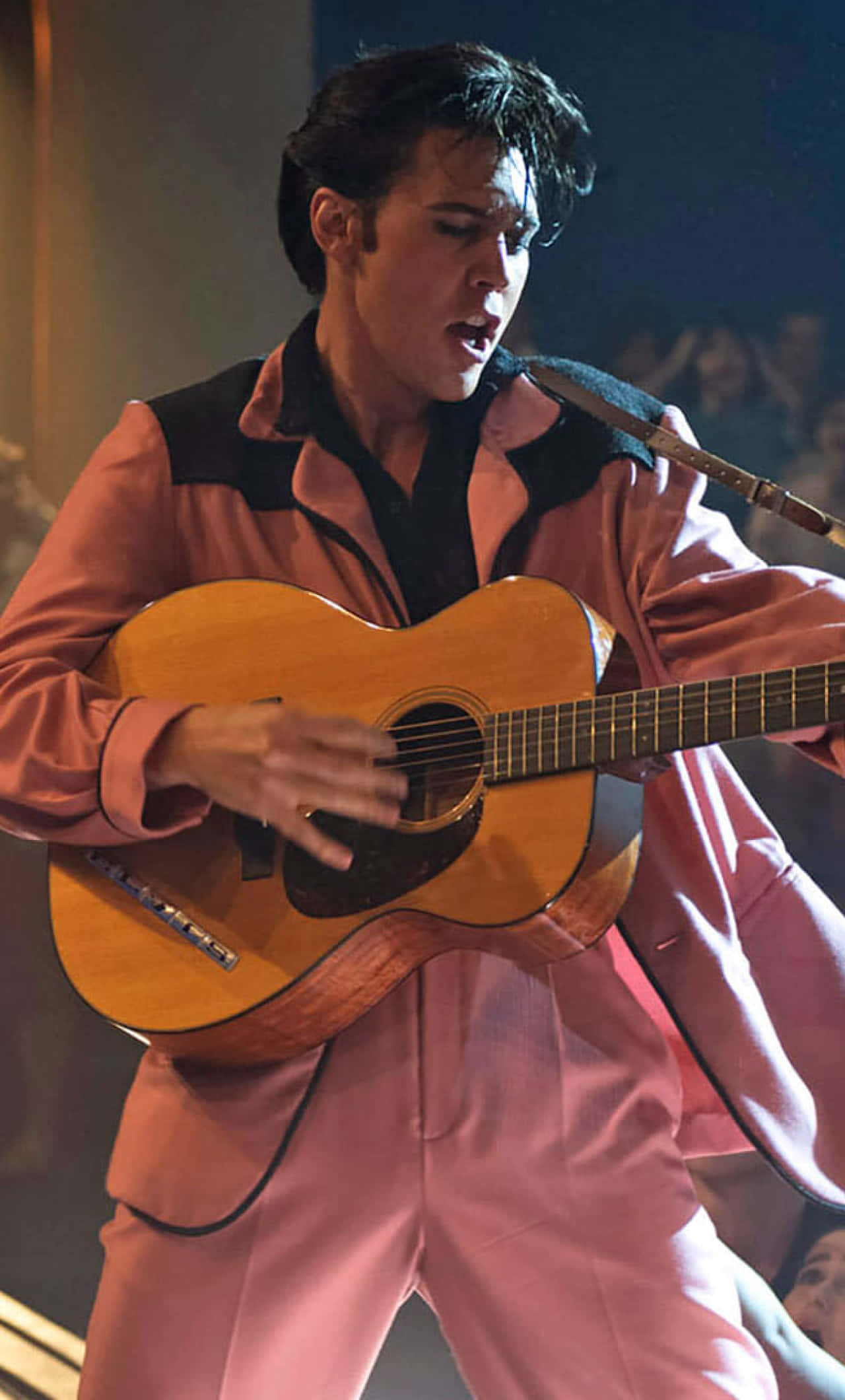 elvis presley trong bộ đồ hồng đang chơi guitar Hình nền