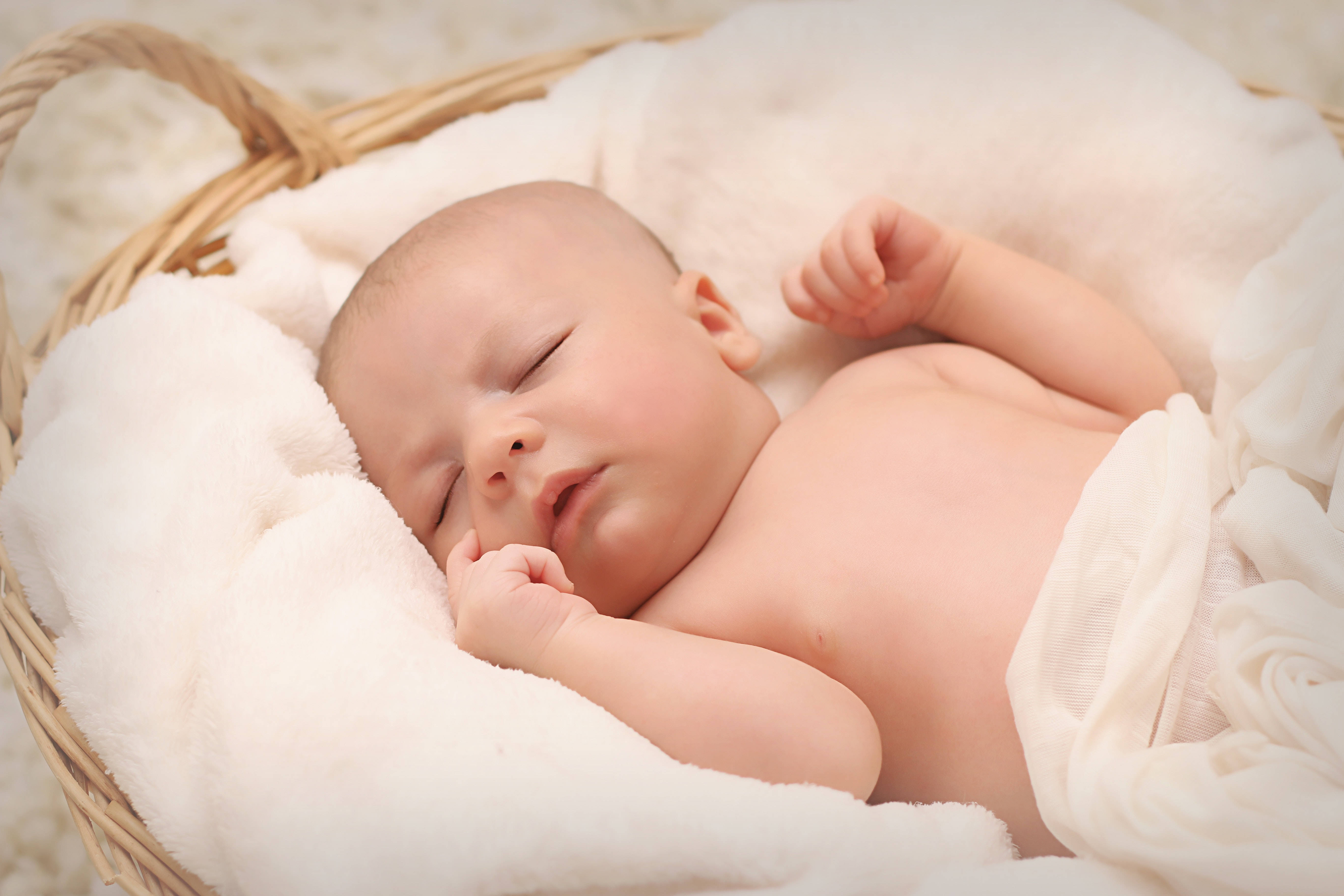 Em Bé Đáng Yêu Ngủ Trong Giỏ Hình nền
