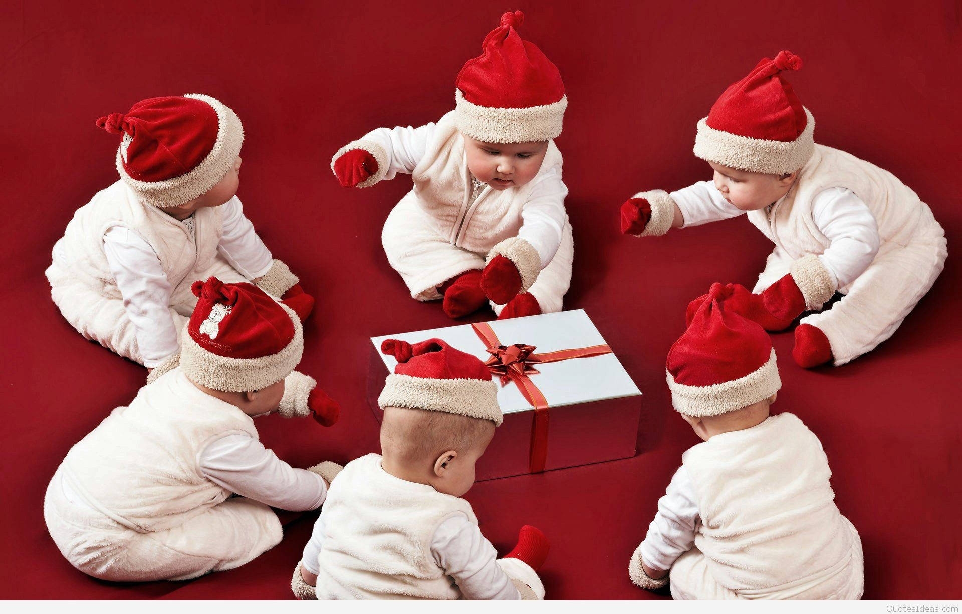 Em Bé Đội Mũ Ông Già Noel Giáng Sinh Vui Nhộn Hình nền