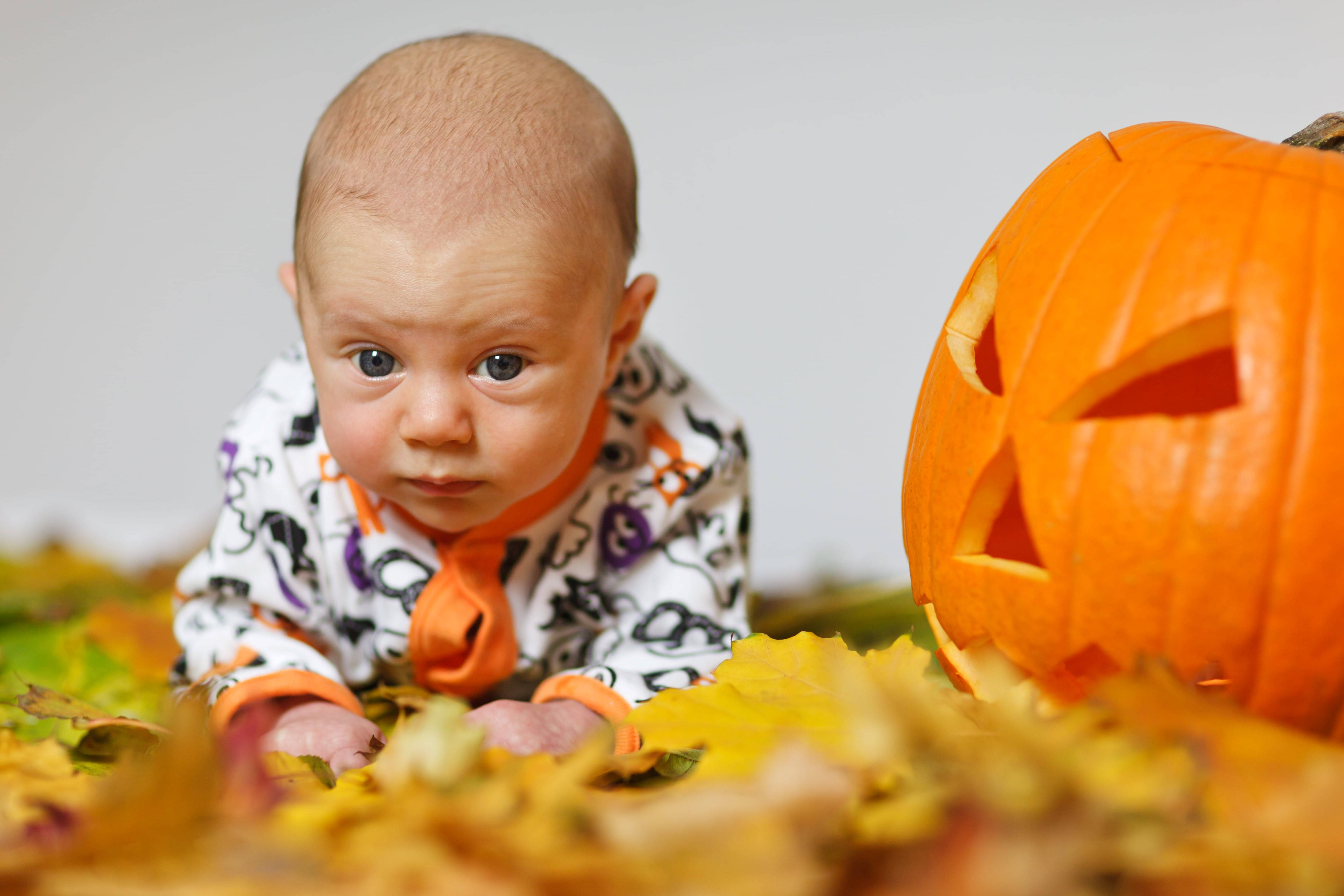 Em Bé Halloween Dễ Thương Hình nền