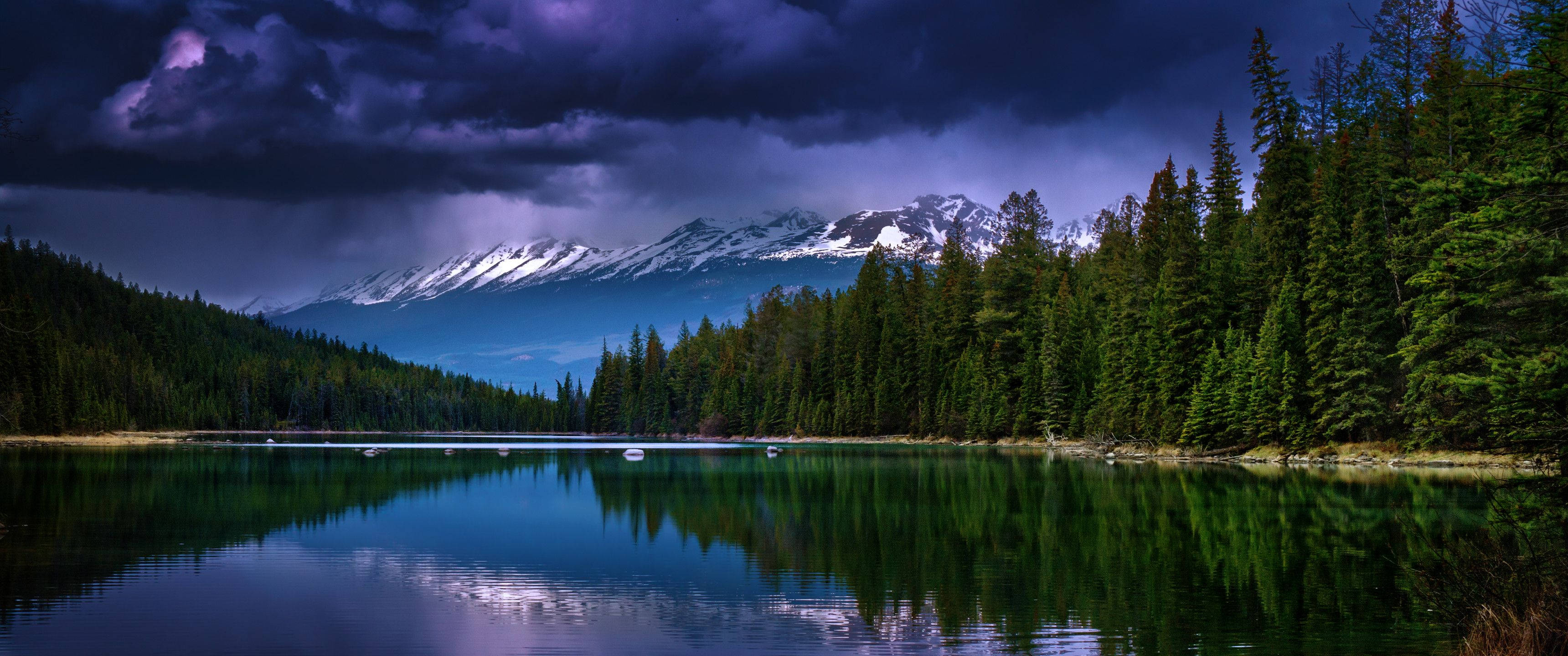 Enjoy a pristine blue-tinted natural scenery with a 3440x1440 ultra-wide Hình nền