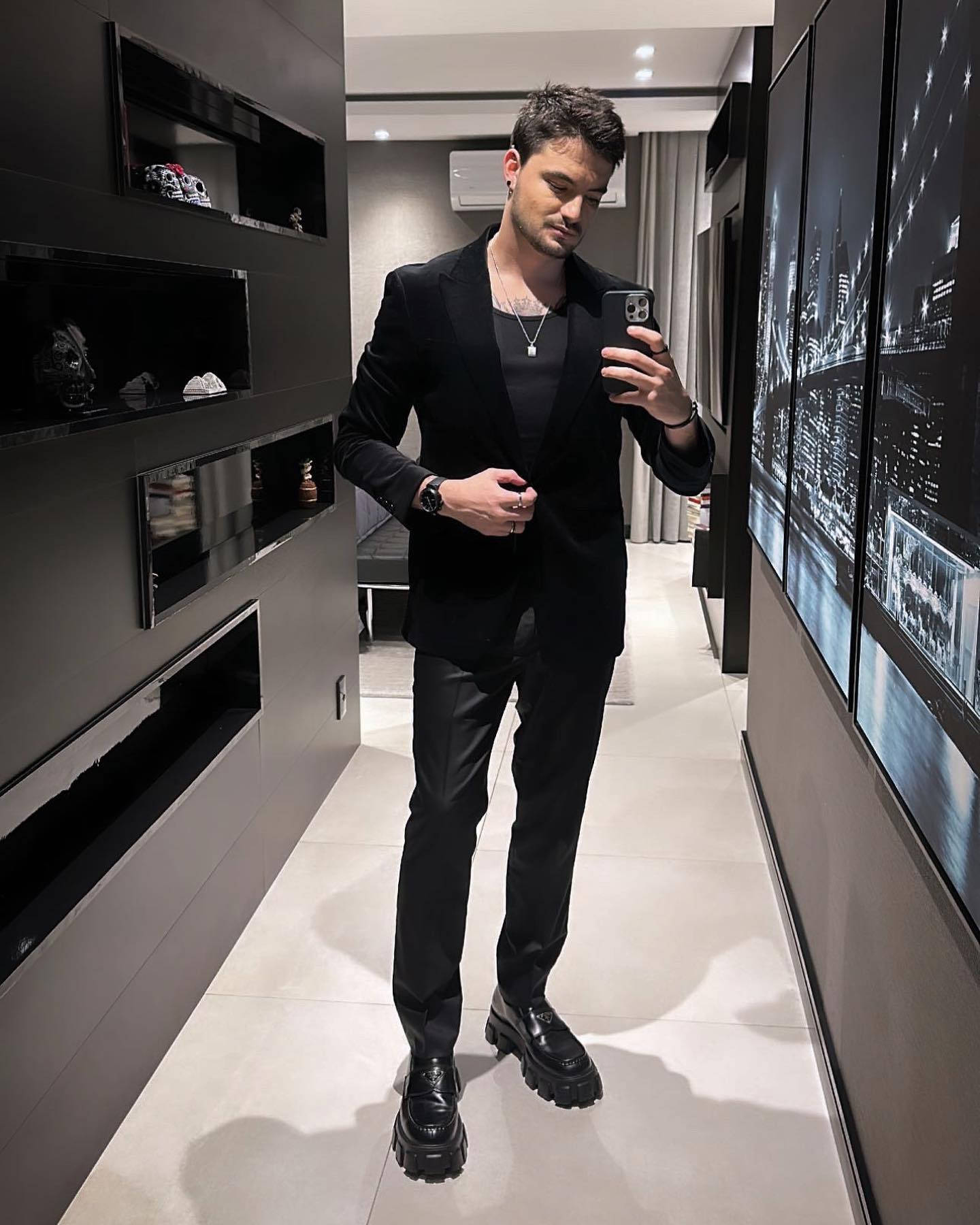 Felipe Neto lịch lãm trong trang phục đen Hình nền