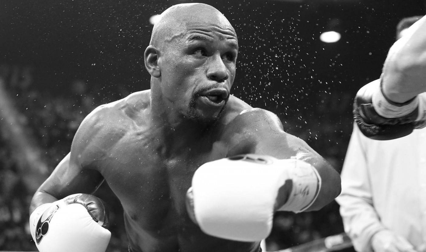 Floyd Mayweather tung đòn trong phong cách đen trắng Hình nền