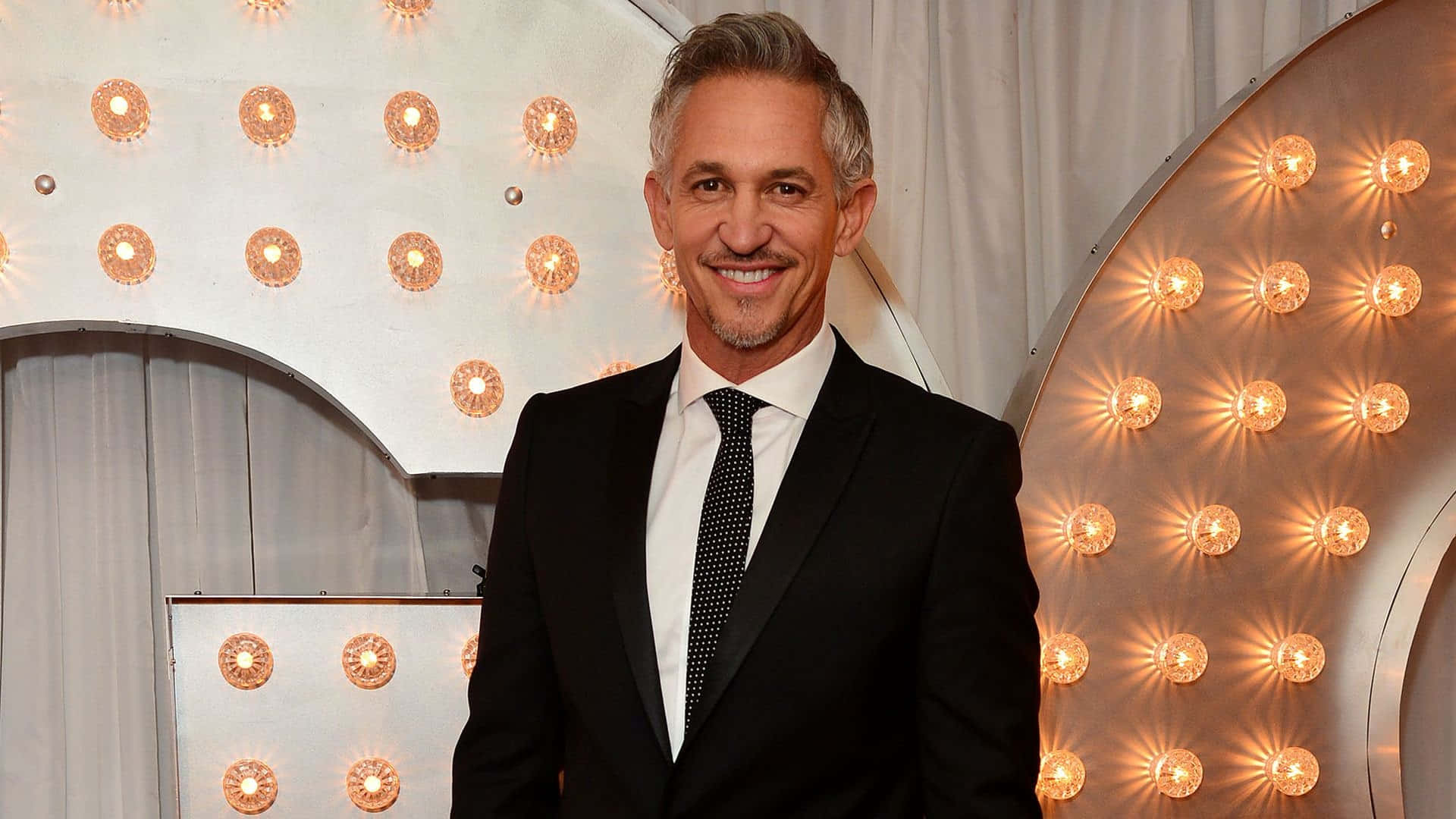 Gary Lineker – Bình luận viên thể thao nổi tiếng và cựu cầu thủ bóng đá chuyên nghiệp Hình nền