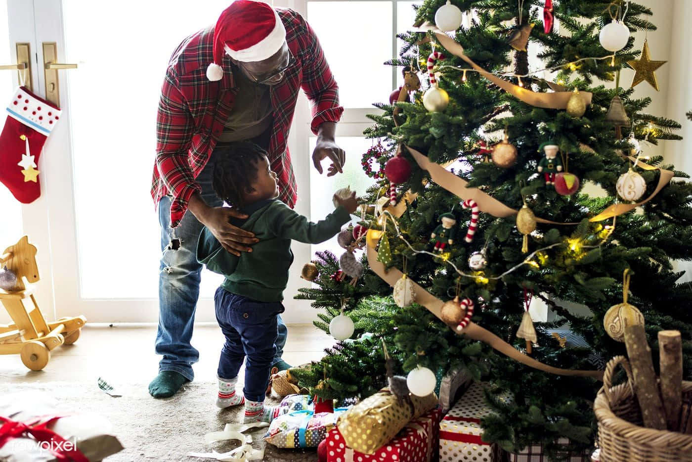Gia đình da màu trang trí cây thông Noel Hình nền