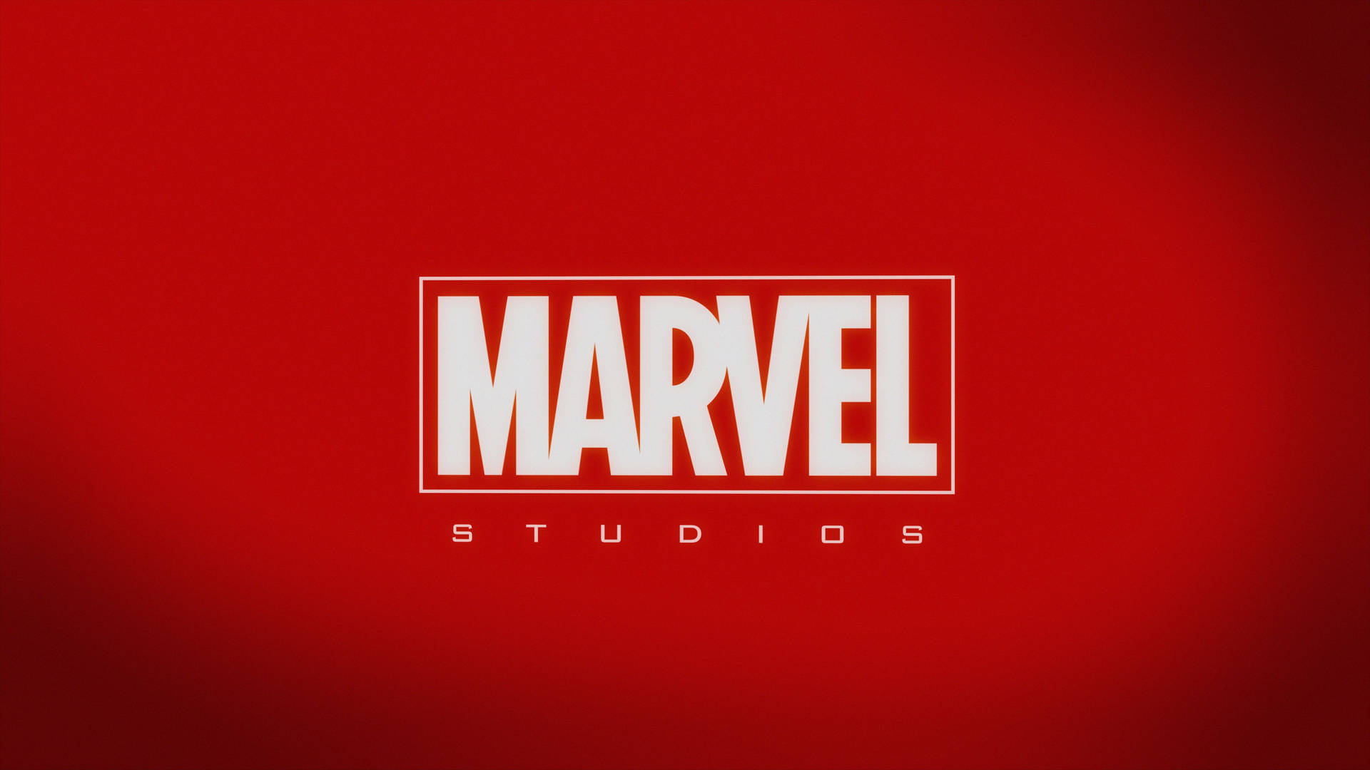 Tiêu đề phông chữ Marvel Studios và màu sắc trên nền đỏ thuần.
