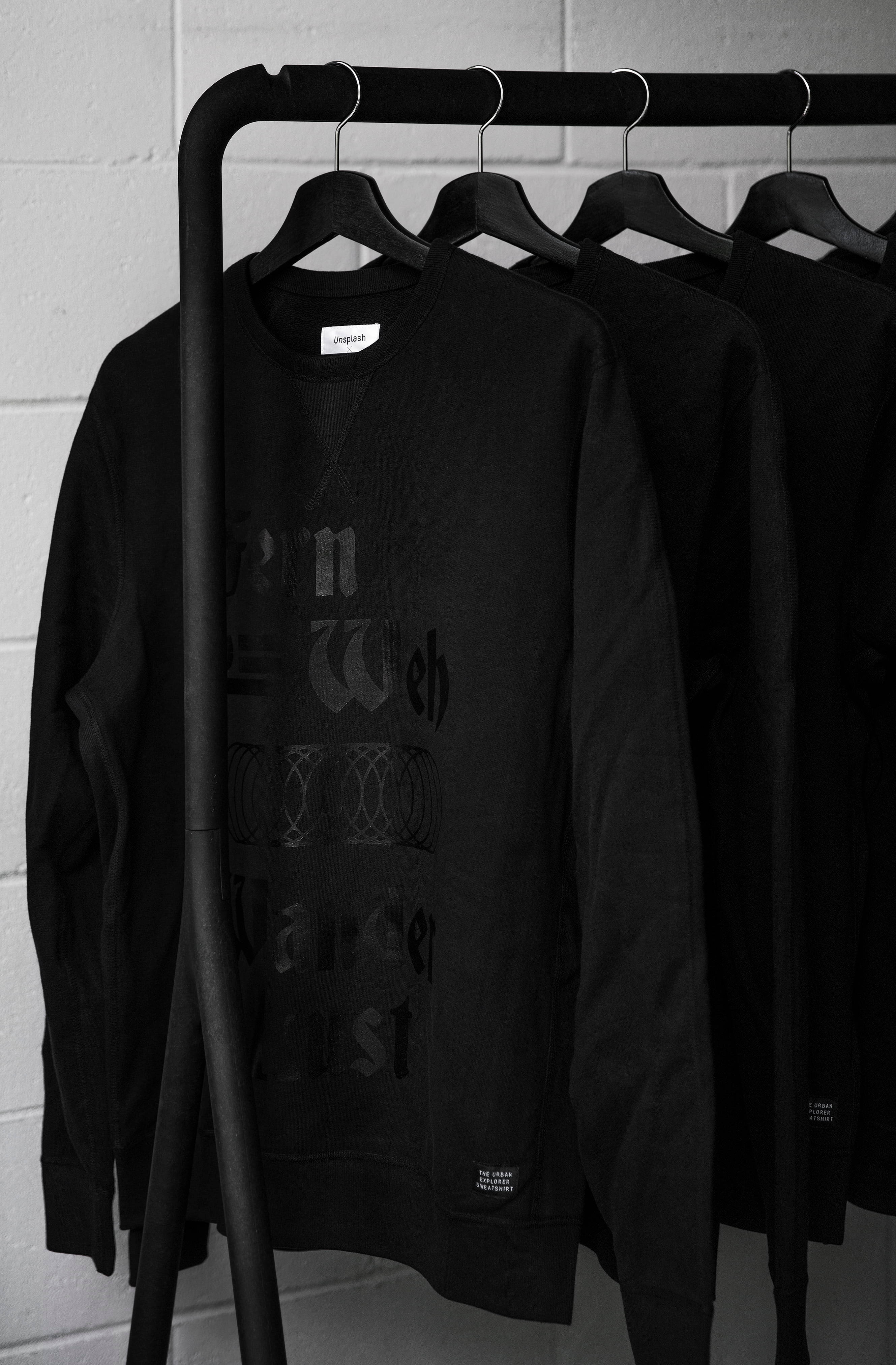 Giá Treo Quần Áo Tối Giản Với Áo Sweatshirt Hình nền