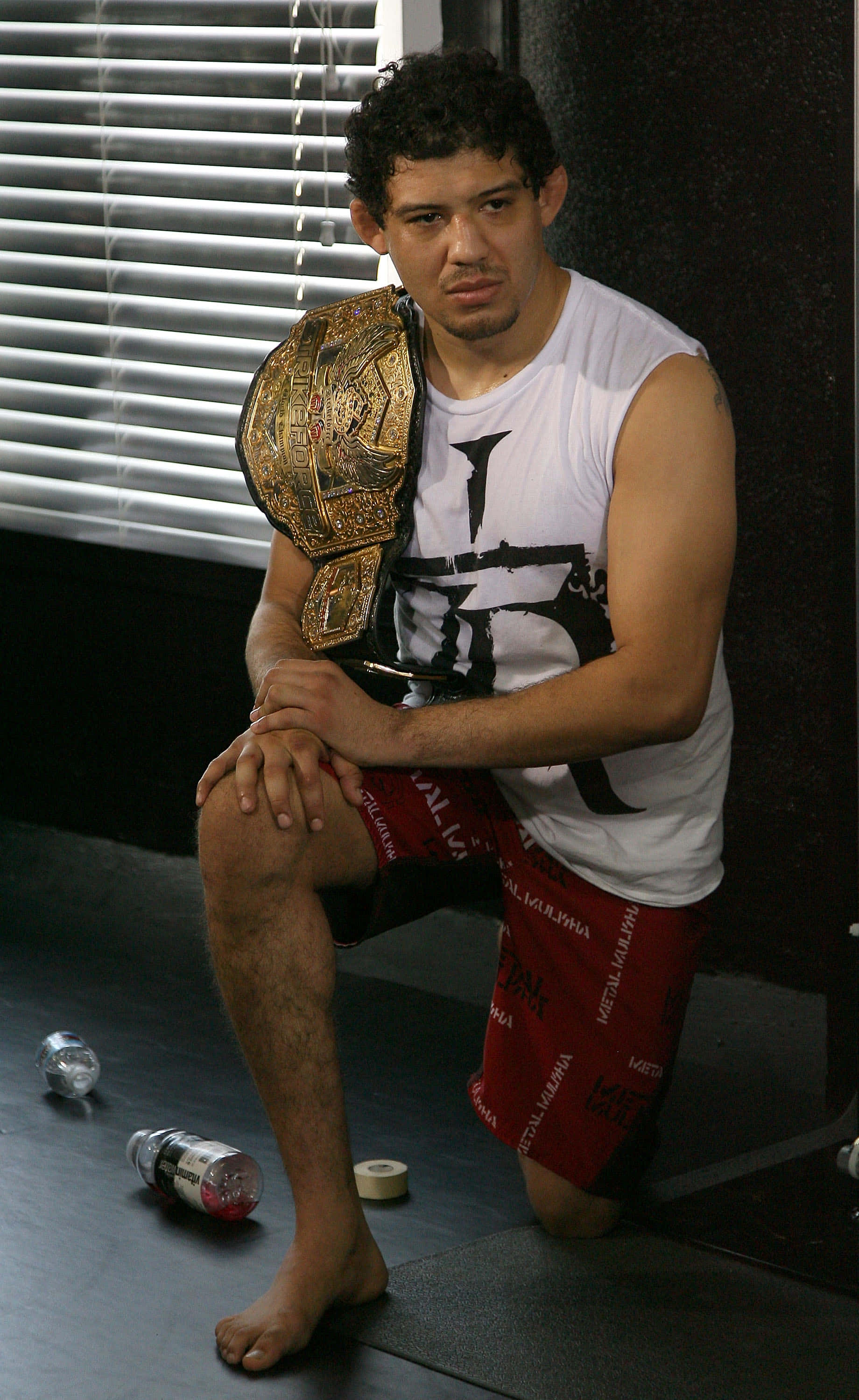 Gilbert Melendez quỳ gối với đai vô địch hạng nhẹ Strikeforce Hình nền