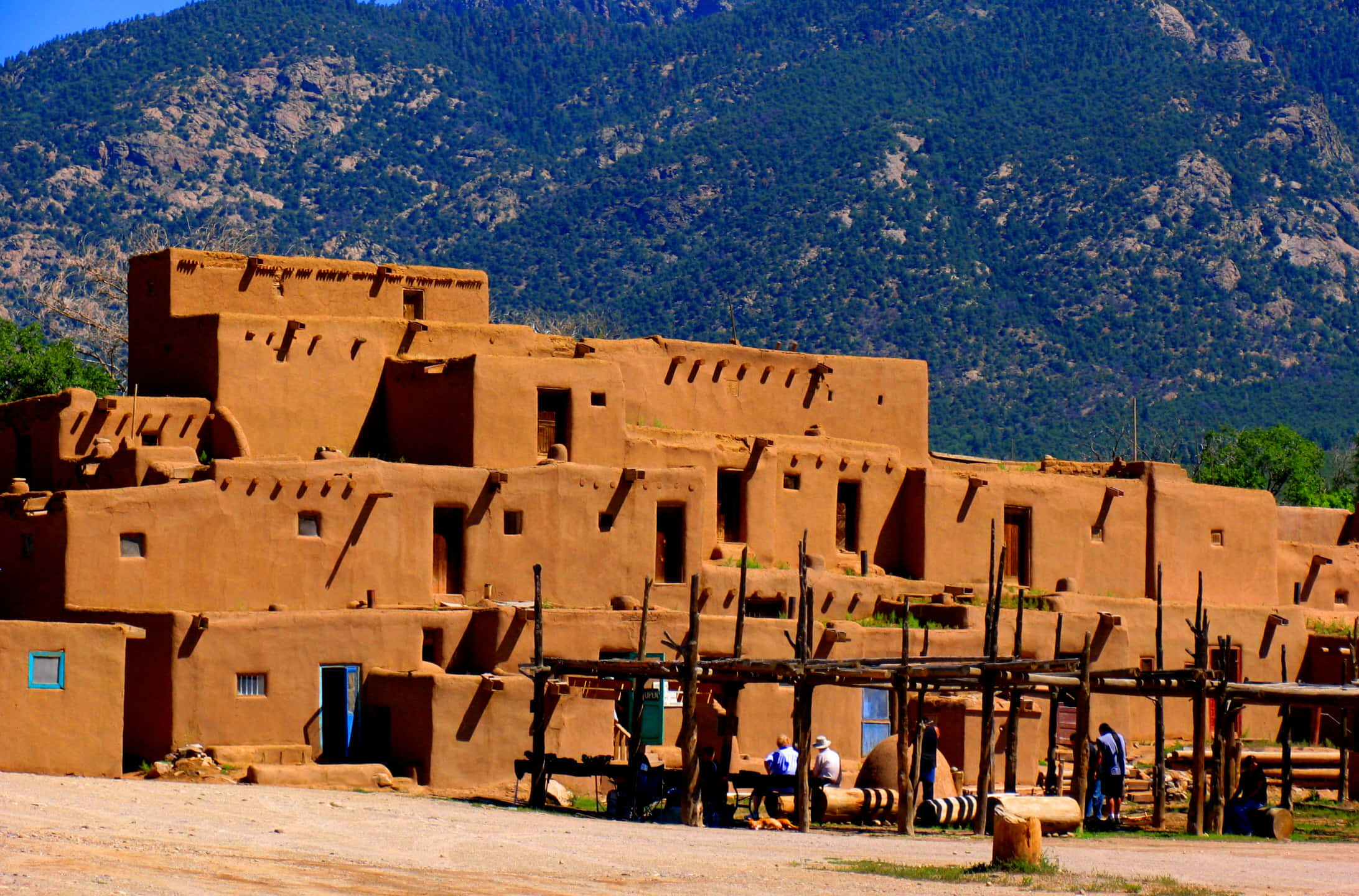 Giữa trưa hùng vĩ tại Khu làng Taos Pueblo lịch sử Hình nền