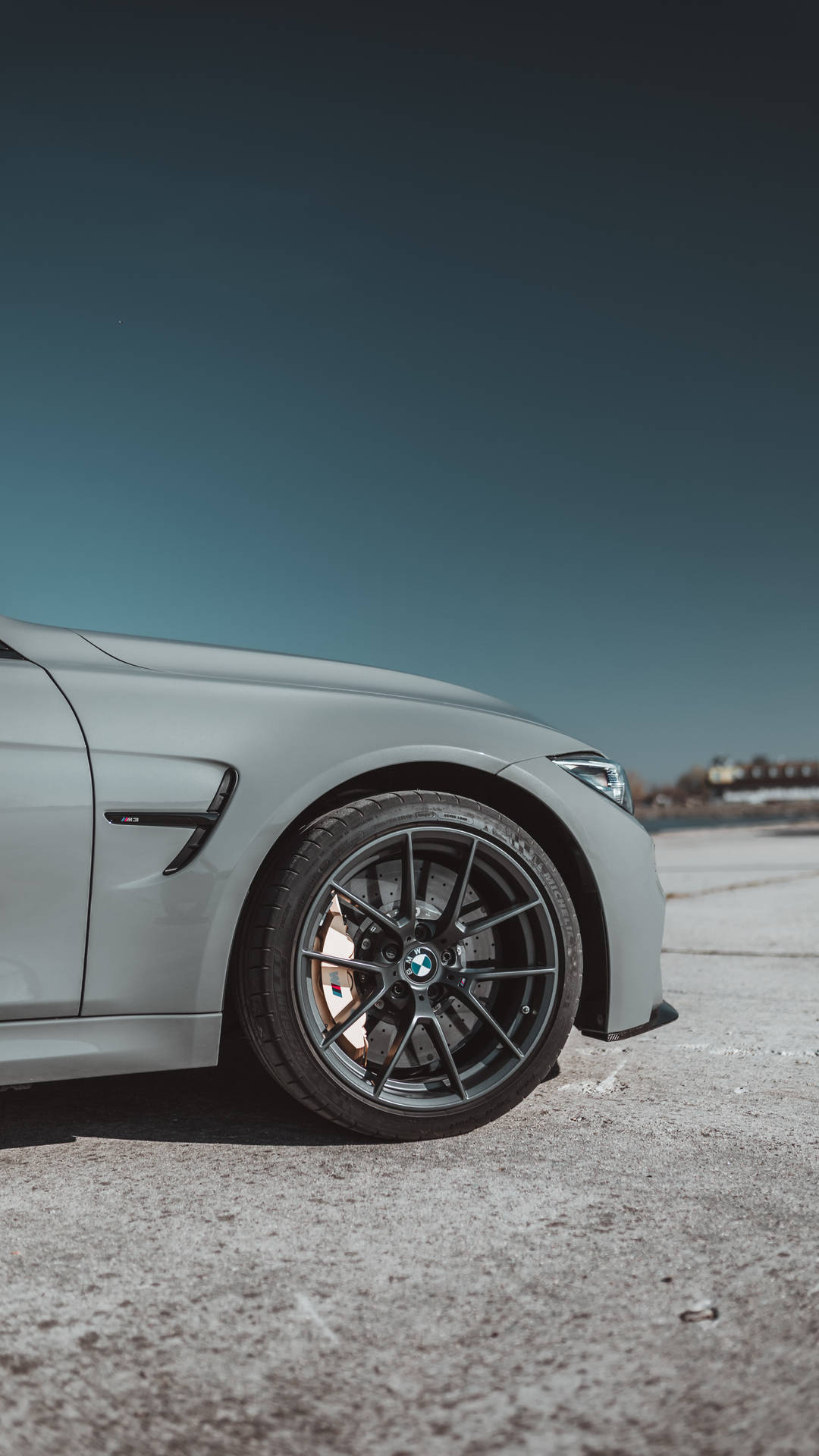 Hình nền nhìn ngang bánh xe BMW màu xám có logo