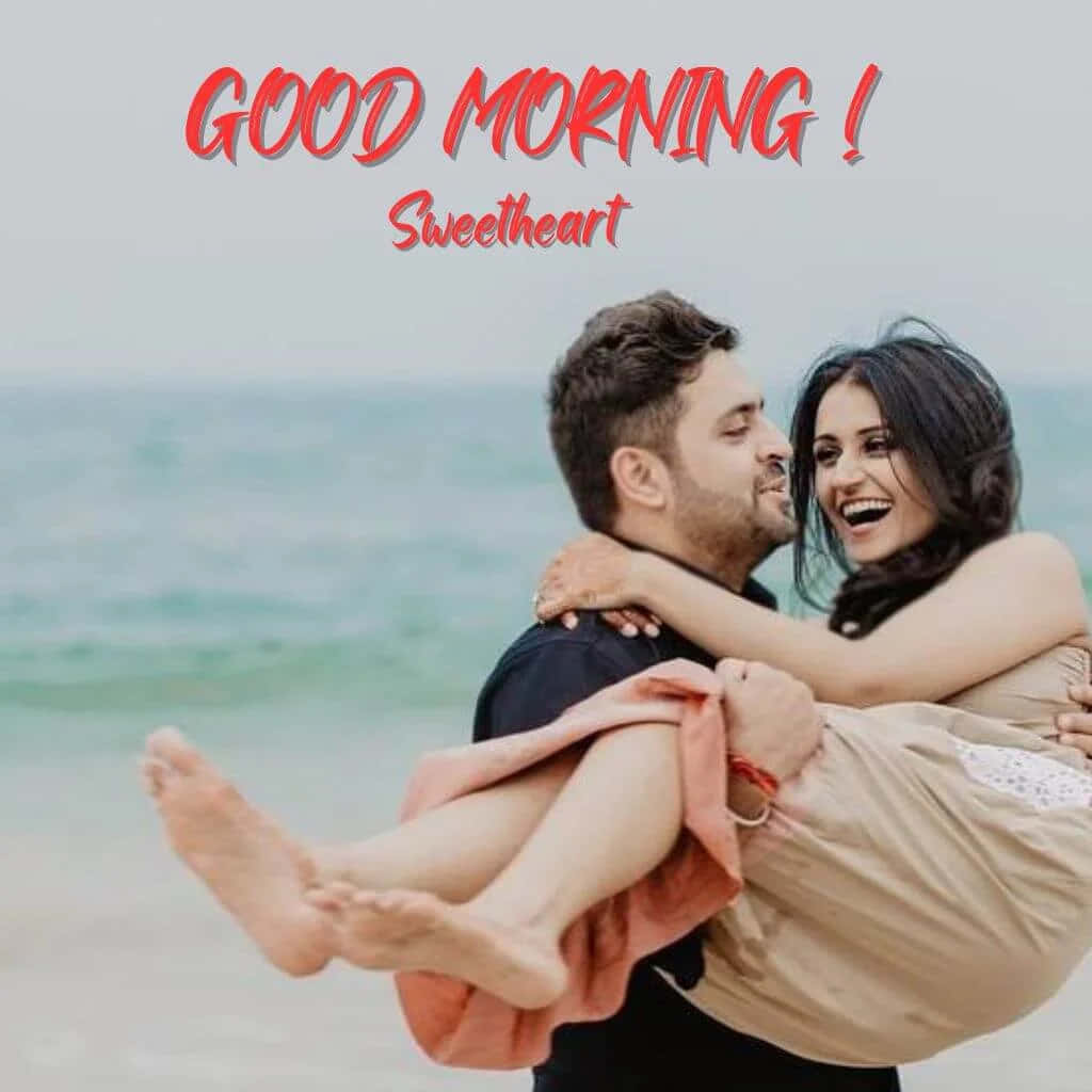 Good Morning Sweetheart Ôm Nhau Trên Bãi Biển Hình nền