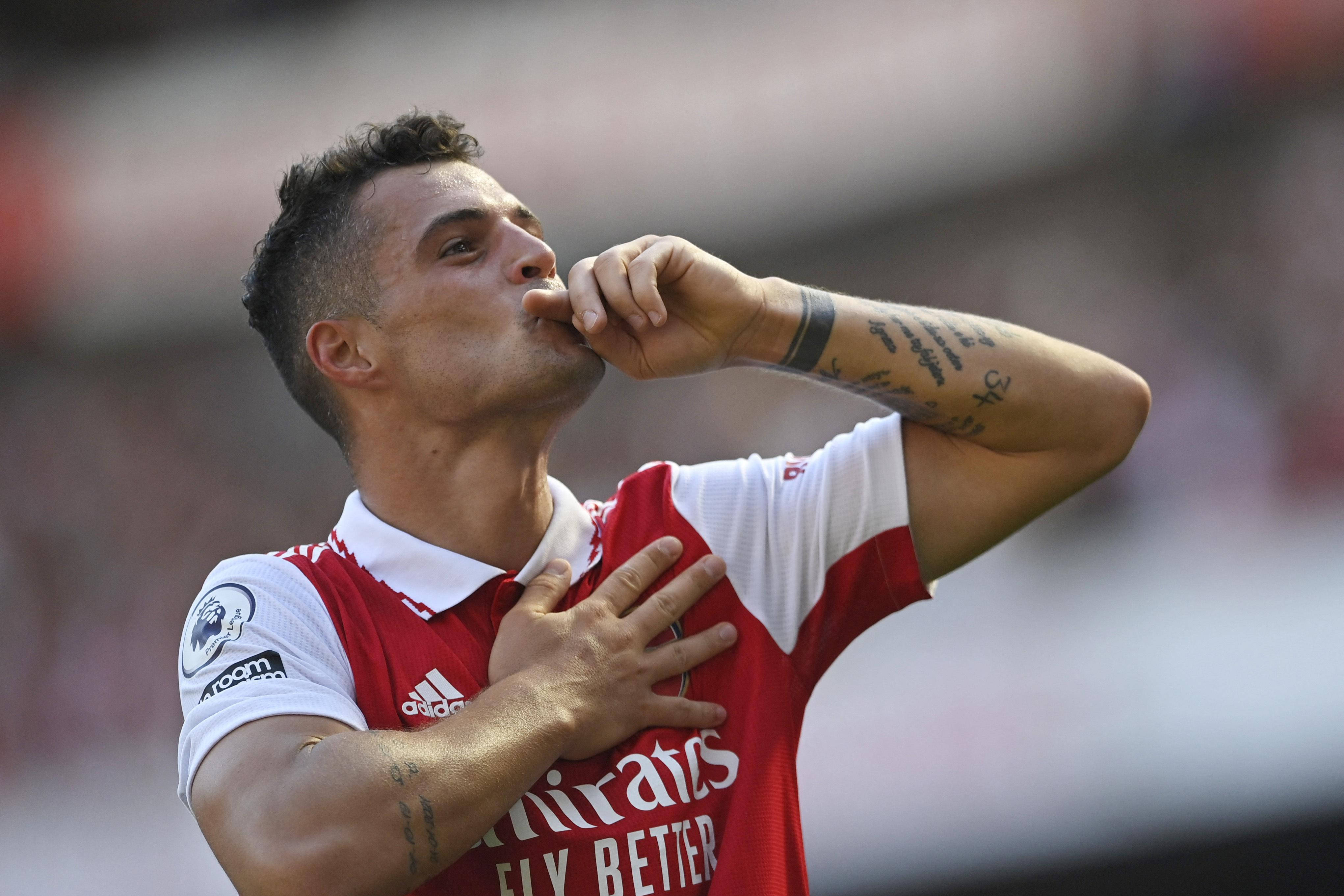 Granit Xhaka Gửi Nụ Hôn Bay Hình nền