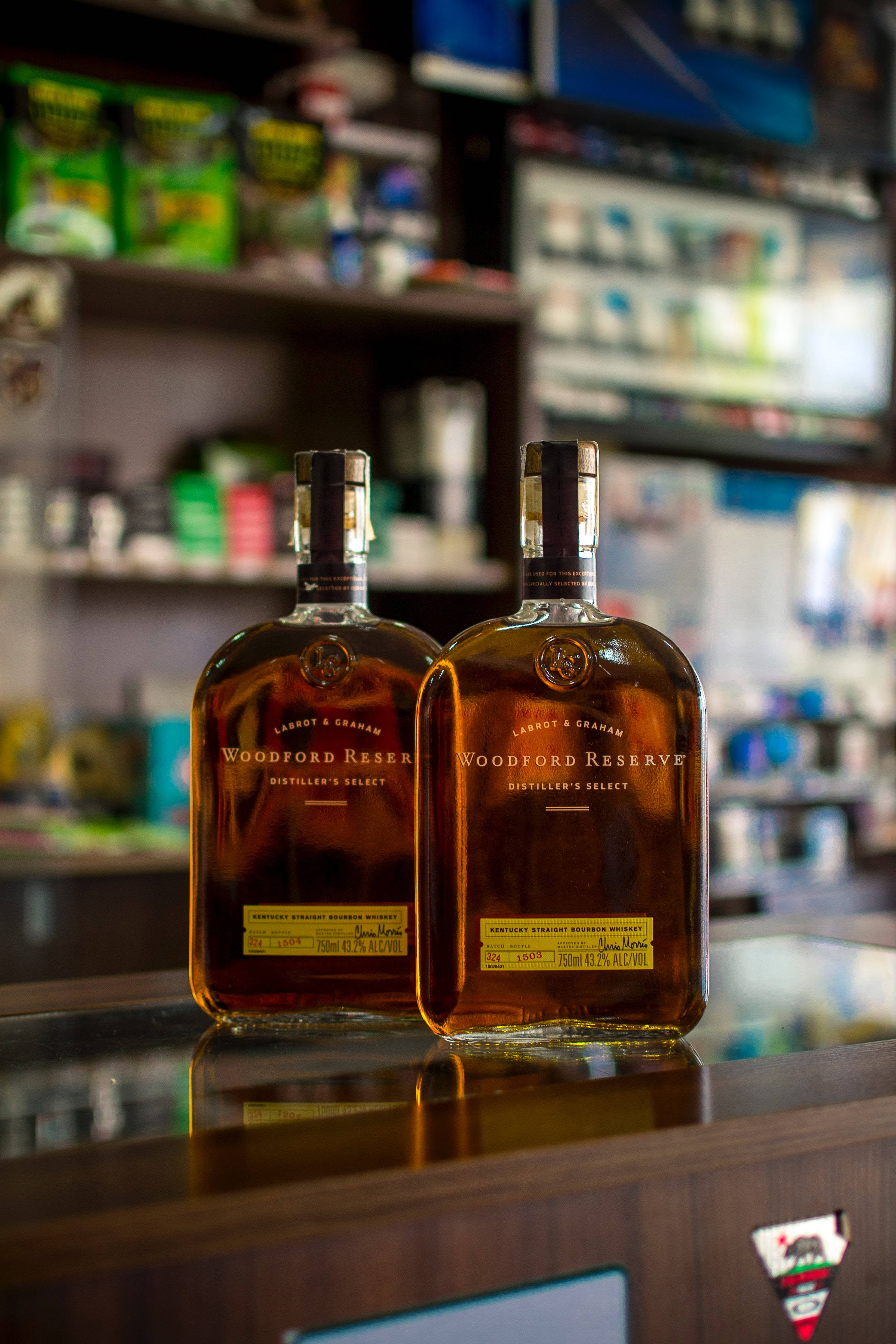 Hai Chai Rượu Whiskey Trên Quầy Bar Hình nền